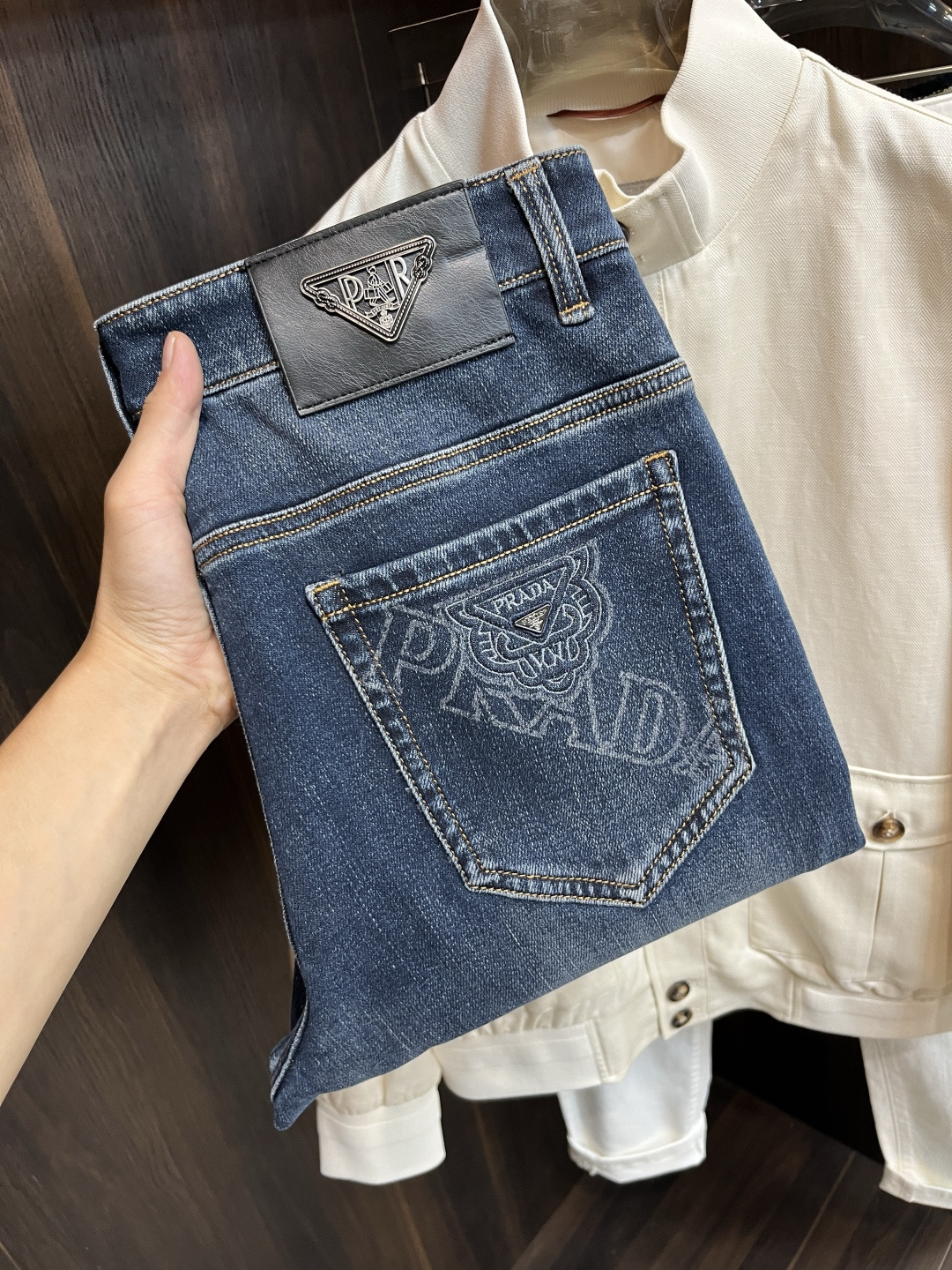 NO:524407,The main recommendation is Prada. It is exclusively available for new trendy men's fashionable casual jeans, high-end European version original single pants, trendy and fashionable casual pants. It has high breathability and comfort, impeccable details, and the brand element design concept reflects high quality. It presents casual cuts, and the upper body style is superb!  Number of codes 29-38 (no 35 37) H new model first release, prada, prada, jeans, alexander wang19860909主推 Prada 普拉达 独家专供新款潮男时尚休闲牛仔裤,高端欧版原单裤子,潮流时尚休闲裤子 透气舒适度高,细节无可挑剔,品牌元素设计理念,体现高品质.呈现休闲裁剪,上身版型超赞！ 码数29-38（无35 37） H新款首发,,prada,prada,jeans,alexander wang,Men's clothing