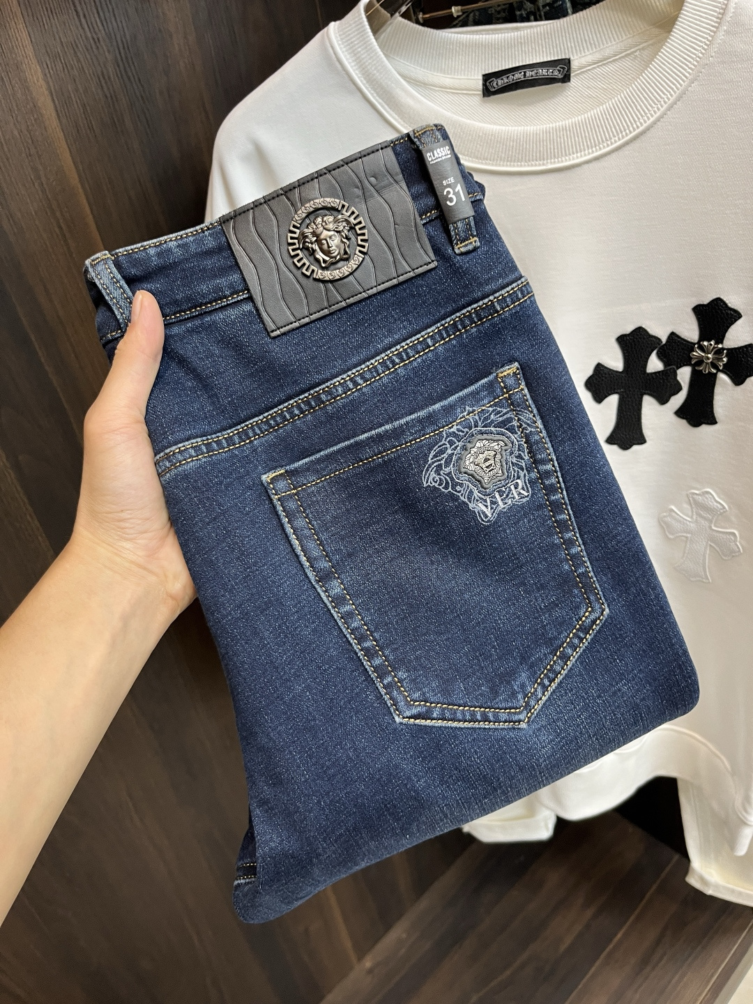 NO:524409,The main recommendation Versace is exclusively for new trendy men's fashionable casual jeans, high-end European version original single pants, trendy and fashionable casual pants. It has high breathability and comfort, impeccable details, and the brand element design concept reflects high quality. It presents casual cuts, and the upper body style is superb!  Number of codes 29-38 (no 35 37) H new model first release, versace, versace, jeans, alexander wang19860909主推 Versace 范思哲 独家专供新款潮男时尚休闲牛仔裤,高端欧版原单裤子,潮流时尚休闲裤子 透气舒适度高,细节无可挑剔,品牌元素设计理念,体现高品质.呈现休闲裁剪,上身版型超赞！ 码数29-38（无35 37） H新款首发,,versace,versace,jeans,alexander wang,Men's clothing