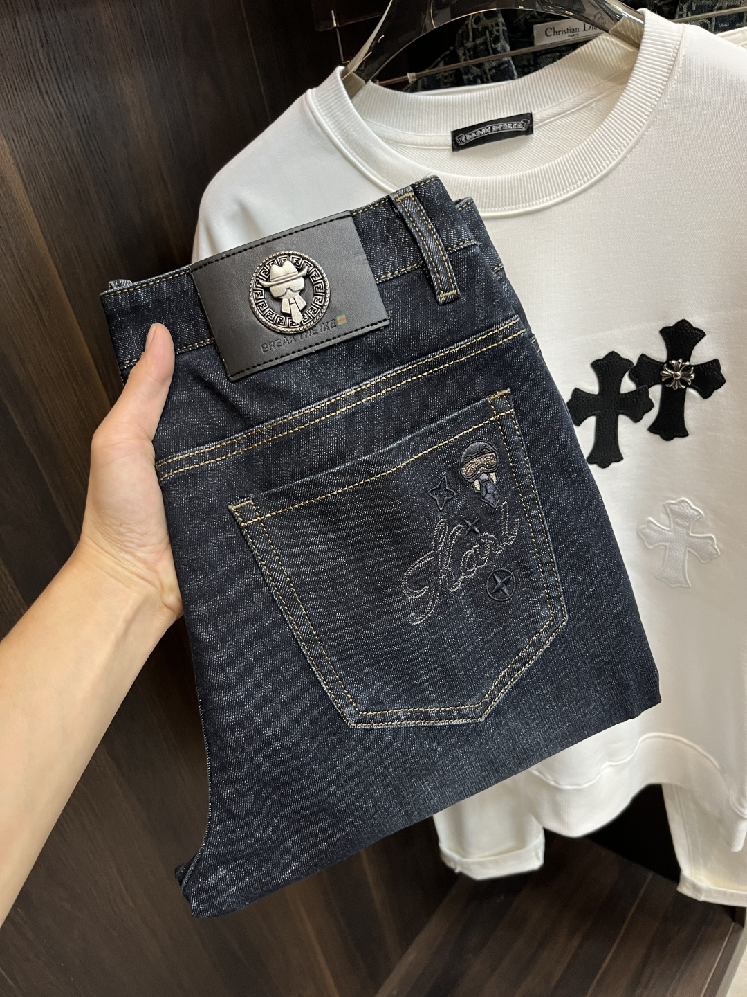 NO:524411,The main recommendation Fendi is exclusively designed for new trendy men's fashionable casual jeans, high-end European version original single pants, trendy and fashionable casual pants. It has high breathability and comfort, impeccable details, and the brand element design concept reflects high quality. It presents casual cuts, and the upper body style is superb!  Number of codes 29-38 (no 35 37) H new model first release, fendi, fendi, jeans, alexander wang19860909主推 Fendi 芬迪 独家专供新款潮男时尚休闲牛仔裤,高端欧版原单裤子,潮流时尚休闲裤子 透气舒适度高,细节无可挑剔,品牌元素设计理念,体现高品质.呈现休闲裁剪,上身版型超赞！ 码数29-38（无35 37） H新款首发,,fendi,fendi,jeans,alexander wang,Men's clothing