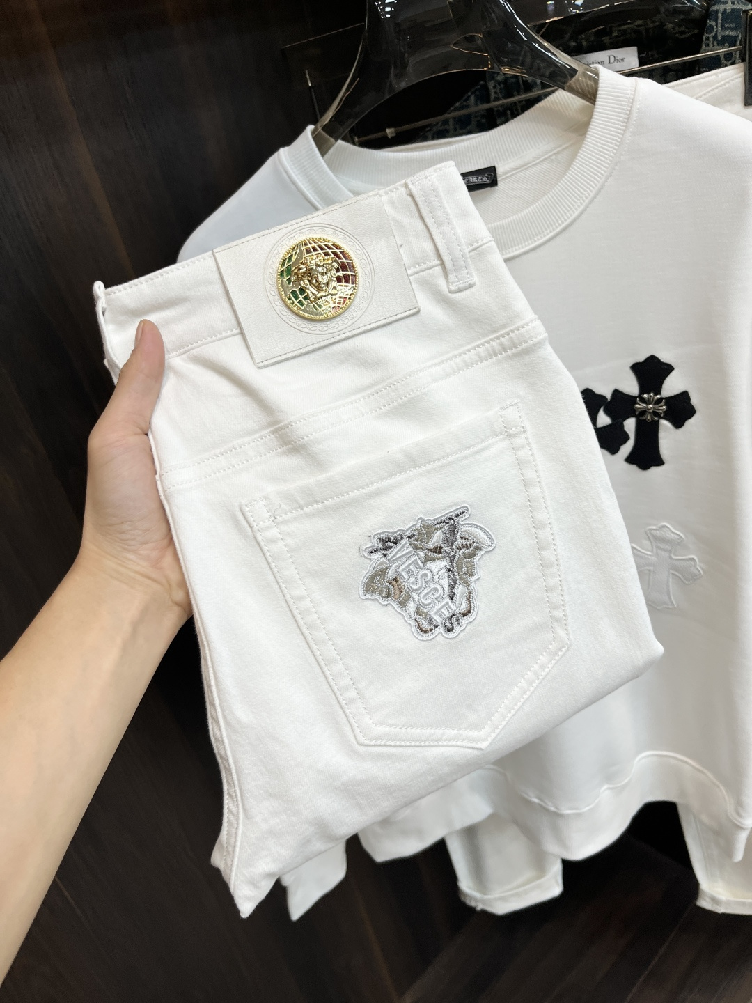 NO:524413,The main recommendation Versace is exclusively available for new trendy men's fashionable casual jeans, high-end European version original single pants, trendy and fashionable casual pants. It has high breathability and comfort, impeccable details, and the brand element design concept reflects high quality. It presents casual cuts, and the upper body style is superb!  Number of codes 29-38 (no 35 37) H new model first release, versace, versace, jeans, alexander wang19860909主推 Versace 范思哲 独家专供新款潮男时尚休闲牛仔裤,高端欧版原单裤子,潮流时尚休闲裤子 透气舒适度高,细节无可挑剔,品牌元素设计理念,体现高品质.呈现休闲裁剪,上身版型超赞！ 码数29-38（无35 37） H新款首发,,versace,versace,jeans,alexander wang,Men's clothing