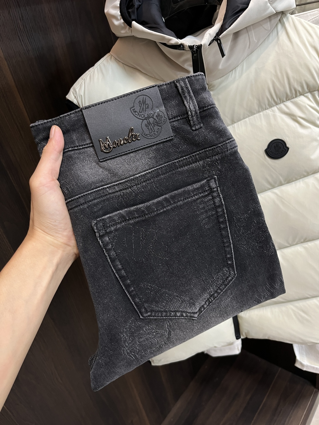 NO:527739,The main recommendation is Moncler hooded exclusively for new trendy men's fashionable casual jeans, high-end European version original single pants, trendy and fashionable casual pants. It has high breathability and comfort, impeccable details, and the brand element design concept reflects high quality. It presents casual cuts, and the upper body style is superb!  Number of codes 29-38 (no 35 37) H new model first release, Moncler, jeans, alexander wang19860909主推 Moncler 蒙口 独家专供新款潮男时尚休闲牛仔裤,高端欧版原单裤子,潮流时尚休闲裤子 透气舒适度高,细节无可挑剔,品牌元素设计理念,体现高品质.呈现休闲裁剪,上身版型超赞！ 码数29-38（无35 37） H新款首发,,Moncler,jeans,alexander wang,Men's clothing