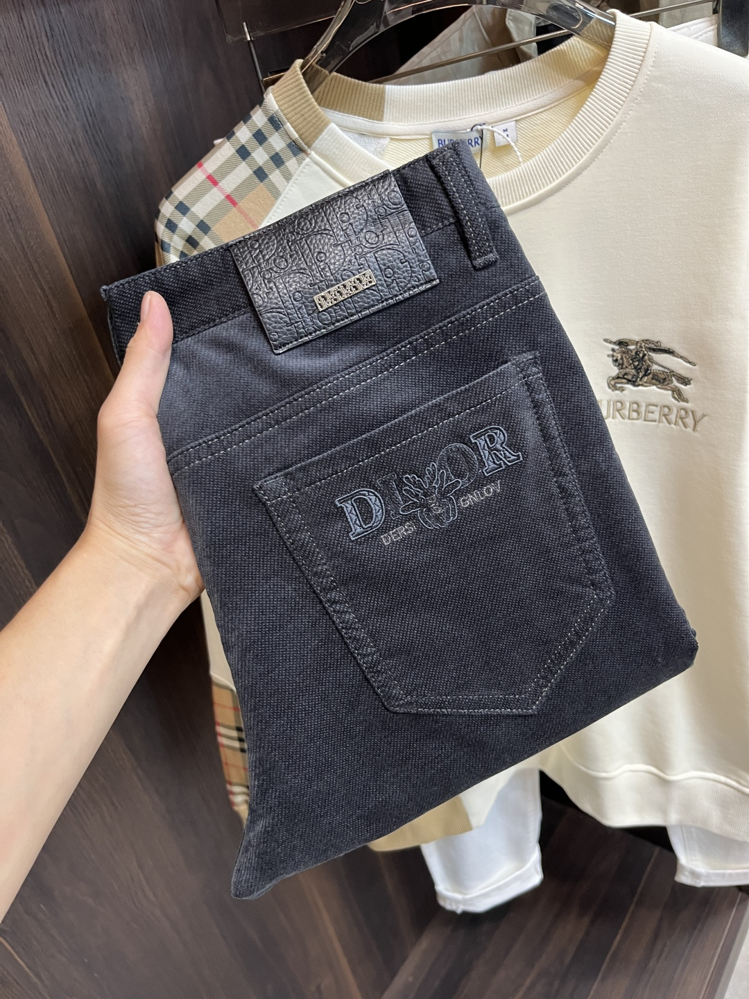 NO:565302,Mainly recommended by Dior, Dior exclusively provides new trendy men's fashionable casual jeans, high-end European original trousers, trendy fashionable casual trousers with high breathability and comfort, impeccable details, brand element design concept, reflecting high quality. It presents casual tailoring, and the upper body shape is awesome!  Code number 29-38 (no 35 37) H new model debut,,dior,dior,jeans,alexander wang19860909主推 Dior 迪奥 独家专供新款潮男时尚休闲牛仔裤,高端欧版原单裤子,潮流时尚休闲裤子 透气舒适度高,细节无可挑剔,品牌元素设计理念,体现高品质.呈现休闲裁剪,上身版型超赞！ 码数29-38（无35 37） H新款首发,,dior,dior,jeans,alexander wang,Men's clothing