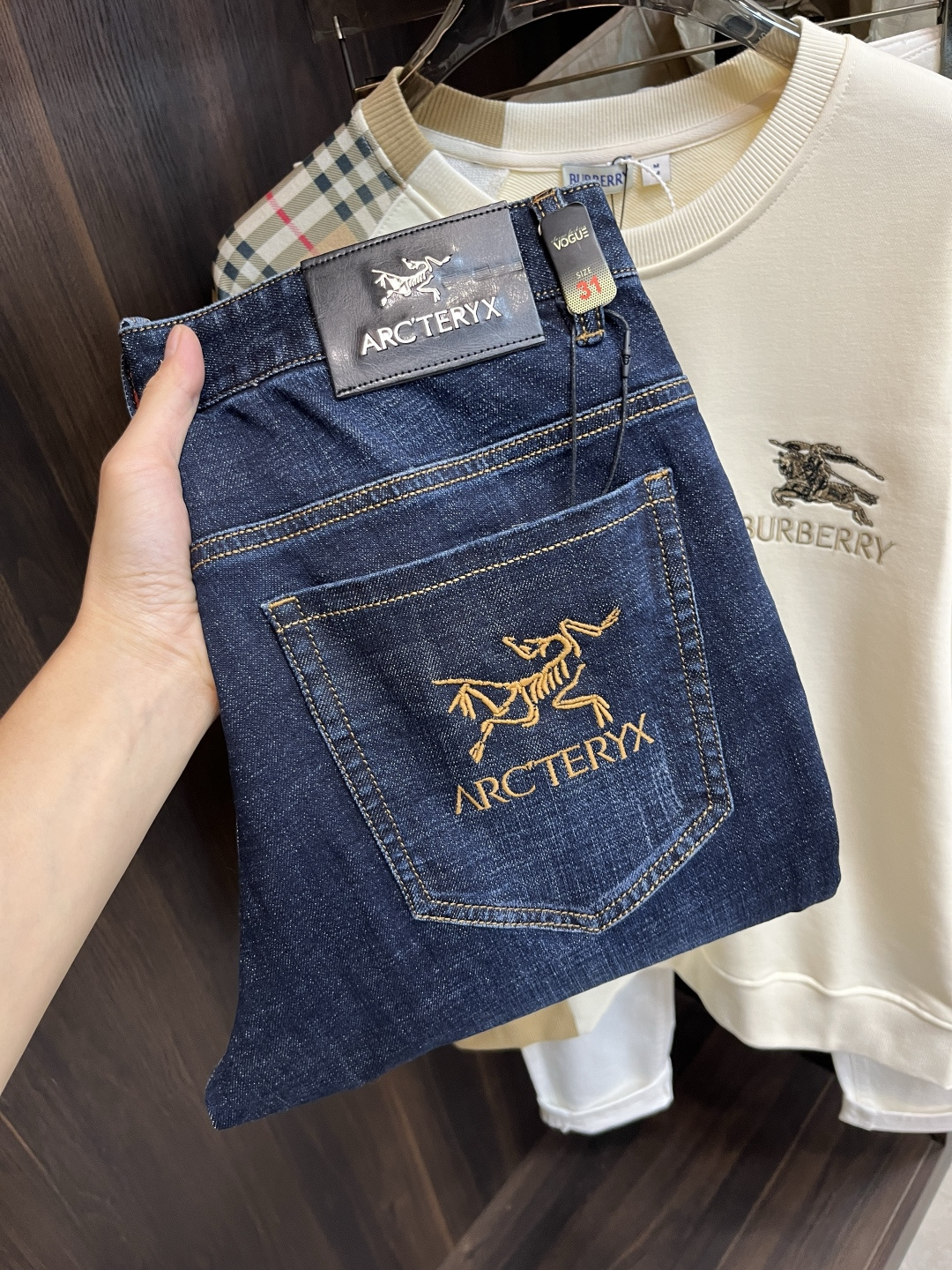 NO:565305,The main recommendation is Arc'teryx, which exclusively supplies new trendy men's fashionable casual jeans, high-end European original trousers, trendy fashionable casual trousers, with high breathability and comfort, impeccable details, brand element design concept, reflecting high quality. It presents casual tailoring, and the upper body shape is awesome!  Code number 29-38 (no 35 37) H new model debut,arc'teryx,jeans,alexander wang19860909主推 始祖鸟 独家专供新款潮男时尚休闲牛仔裤,高端欧版原单裤子,潮流时尚休闲裤子 透气舒适度高,细节无可挑剔,品牌元素设计理念,体现高品质.呈现休闲裁剪,上身版型超赞！ 码数29-38（无35 37） H新款首发,arc'teryx,jeans,alexander wang,Men's clothing