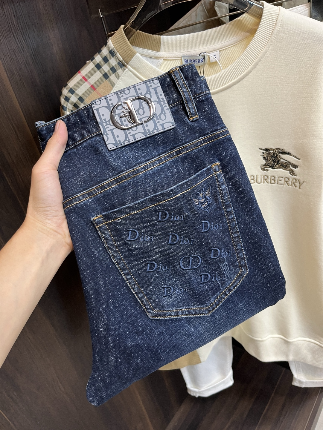 NO:565310,Mainly recommended by Dior, Dior exclusively provides new trendy men's fashionable casual jeans, high-end European original trousers, trendy fashionable casual trousers with high breathability and comfort, impeccable details, brand element design concept, reflecting high quality. It presents casual tailoring, and the upper body shape is awesome!  Code number 29-38 (no 35 37) H new model debut,,dior,dior,jeans,alexander wang19860909主推 Dior 迪奥 独家专供新款潮男时尚休闲牛仔裤,高端欧版原单裤子,潮流时尚休闲裤子 透气舒适度高,细节无可挑剔,品牌元素设计理念,体现高品质.呈现休闲裁剪,上身版型超赞！ 码数29-38（无35 37） H新款首发,,dior,dior,jeans,alexander wang,Men's clothing