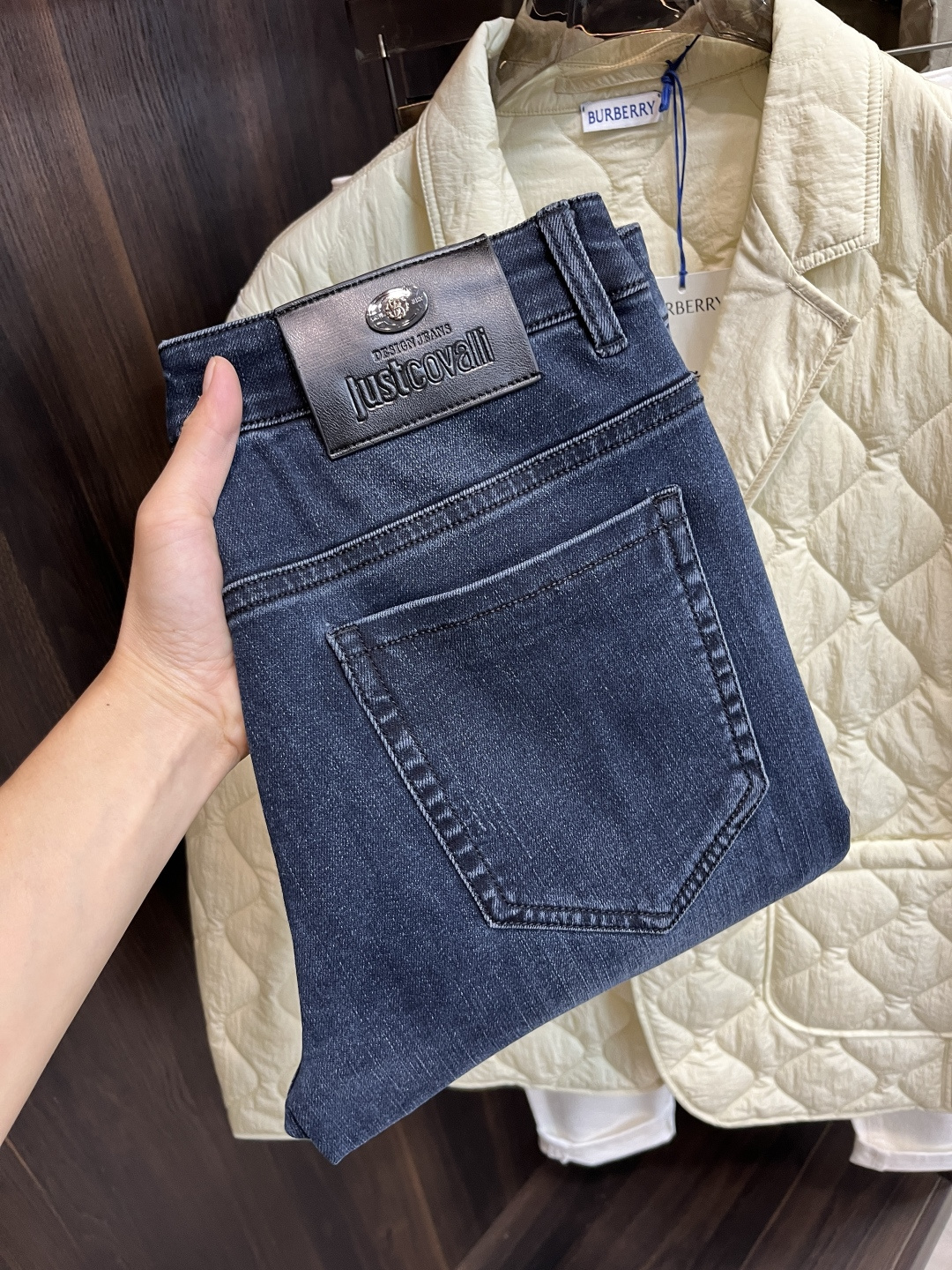 NO:565314,The main recommendation is Justcovall, which exclusively provides new trendy men's fashionable casual jeans, high-end European original trousers, trendy fashionable casual trousers, with high breathability and comfort, impeccable details, brand element design concept, reflecting high quality. It presents casual tailoring, and the upper body shape is awesome!  Code number 29-38 (no 35 37) H new model debut,,jeans,alexander wang19860909主推 Justcovall 独家专供新款潮男时尚休闲牛仔裤,高端欧版原单裤子,潮流时尚休闲裤子 透气舒适度高,细节无可挑剔,品牌元素设计理念,体现高品质.呈现休闲裁剪,上身版型超赞！ 码数29-38（无35 37） H新款首发,,jeans,alexander wang,Men's clothing