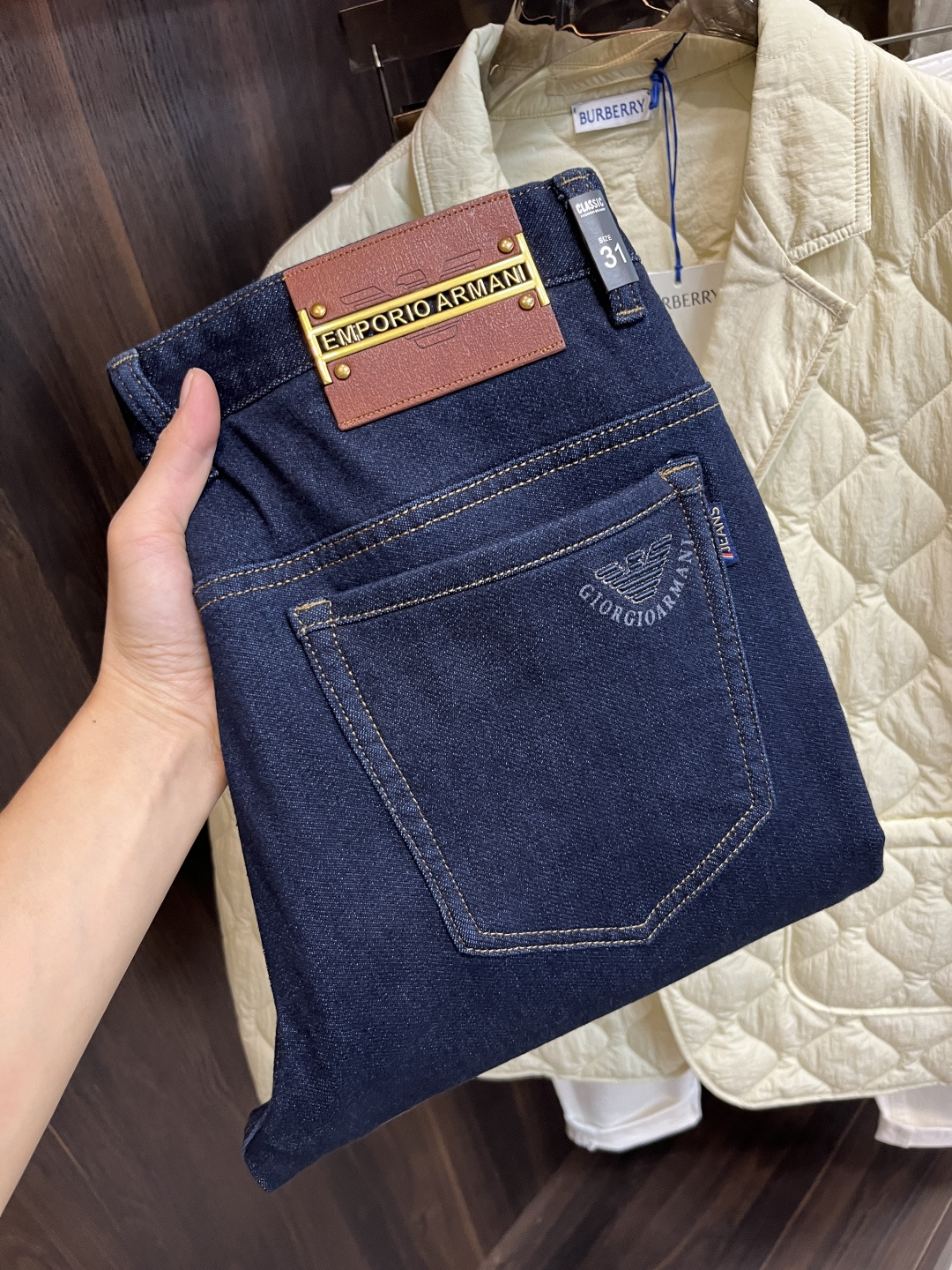 NO:565317,The main recommendation is Armani. Armani exclusively provides new trendy men's fashionable casual jeans, high-end European original trousers, trendy fashionable casual trousers with high breathability and comfort, impeccable details, brand element design concept, reflecting high quality. It presents casual tailoring and the upper body shape is awesome!  Code number 29-38 (no 35 37) H new model debut,,armani,armani,jeans,alexander wang19860909主推 Armani 阿玛尼 独家专供新款潮男时尚休闲牛仔裤,高端欧版原单裤子,潮流时尚休闲裤子 透气舒适度高,细节无可挑剔,品牌元素设计理念,体现高品质.呈现休闲裁剪,上身版型超赞！ 码数29-38（无35 37） H新款首发,,armani,armani,jeans,alexander wang,Men's clothing