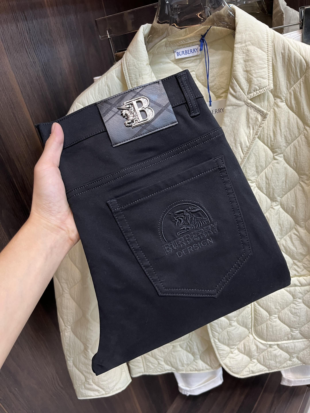 NO:565319,The main recommendation is Burberry, which exclusively provides new trendy men's fashionable casual jeans, high-end European original trousers, trendy fashionable casual trousers, with high breathability and comfort, impeccable details, brand element design concept, reflecting high quality. It presents casual tailoring, and the upper body shape is awesome!  Code number 29-38 (no 35 37) H new model debut,,burberry,burberry,jeans,alexander wang19860909主推 Burberry 巴宝莉 独家专供新款潮男时尚休闲牛仔裤,高端欧版原单裤子,潮流时尚休闲裤子 透气舒适度高,细节无可挑剔,品牌元素设计理念,体现高品质.呈现休闲裁剪,上身版型超赞！ 码数29-38（无35 37） H新款首发,,burberry,burberry,jeans,alexander wang,Men's clothing