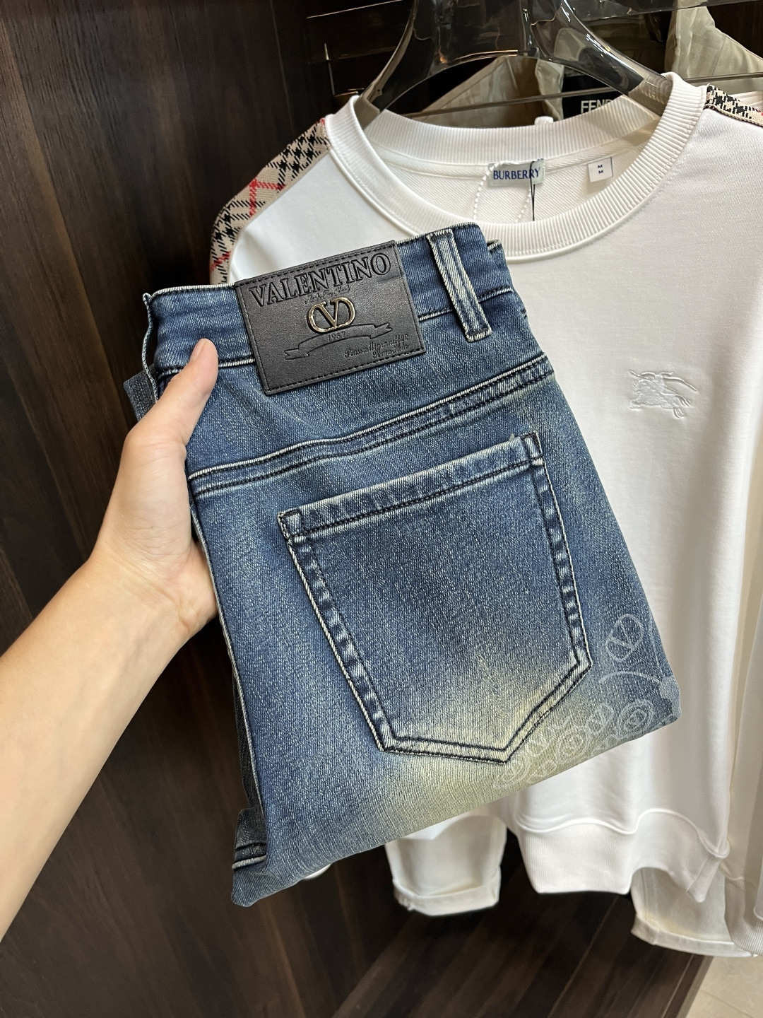 NO:565321,The main recommendation is Valentino, which exclusively supplies new trendy men's fashionable casual jeans, high-end European original trousers, trendy fashionable casual trousers, with high breathability and comfort, impeccable details, brand element design concept, reflecting high quality. It presents casual tailoring, and the upper body shape is awesome!  Code number 29-38 (no 35 37) H new model debut,,valentino,jeans,alexander wang19860909主推 华伦天奴 独家专供新款潮男时尚休闲牛仔裤,高端欧版原单裤子,潮流时尚休闲裤子 透气舒适度高,细节无可挑剔,品牌元素设计理念,体现高品质.呈现休闲裁剪,上身版型超赞！ 码数29-38（无35 37） H新款首发,,valentino,jeans,alexander wang,Men's clothing