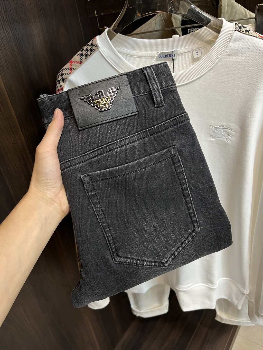 NO:565324,The main recommendation is Armani. Armani exclusively provides new trendy men's fashionable casual jeans, high-end European original trousers, trendy fashionable casual trousers with high breathability and comfort, impeccable details, brand element design concept, reflecting high quality. It presents casual tailoring and the upper body shape is awesome!  Code number 29-38 (no 35 37) H new model debut,,armani,armani,jeans,alexander wang19860909主推 Armani 阿玛尼 独家专供新款潮男时尚休闲牛仔裤,高端欧版原单裤子,潮流时尚休闲裤子 透气舒适度高,细节无可挑剔,品牌元素设计理念,体现高品质.呈现休闲裁剪,上身版型超赞！ 码数29-38（无35 37） H新款首发,,armani,armani,jeans,alexander wang,Men's clothing