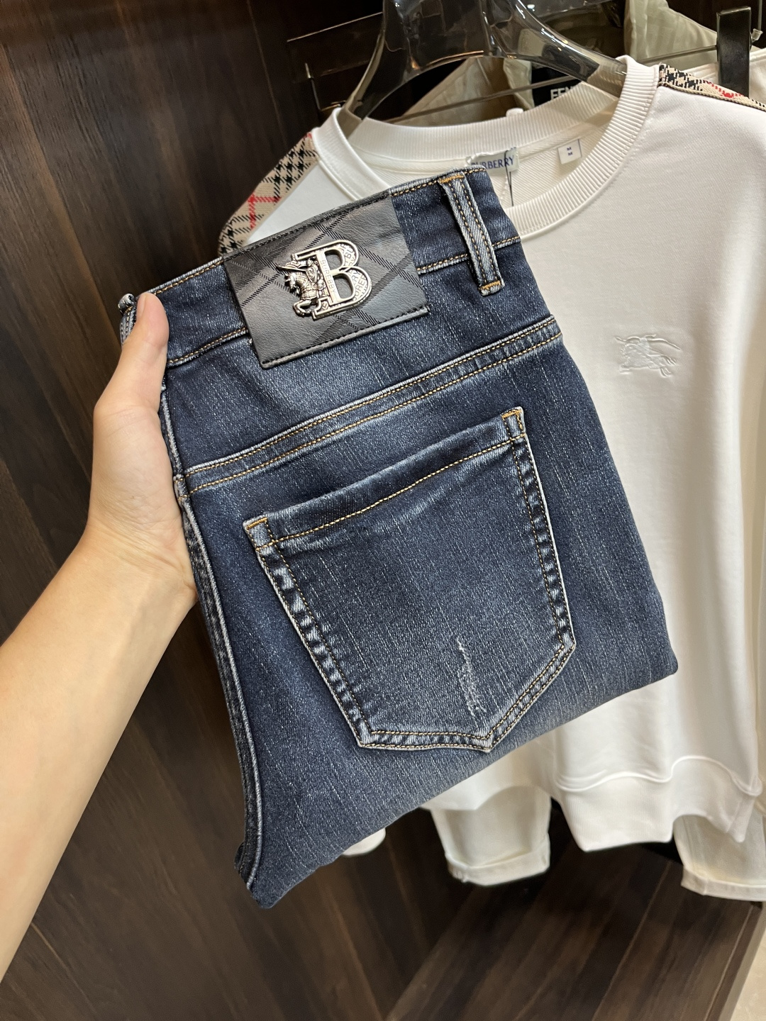 NO:565327,The main recommendation is Burberry, which exclusively provides new trendy men's fashionable casual jeans, high-end European original trousers, trendy fashionable casual trousers, with high breathability and comfort, impeccable details, brand element design concept, reflecting high quality. It presents casual tailoring, and the upper body shape is awesome!  Code number 29-38 (no 35 37) H new model debut,,burberry,burberry,jeans,alexander wang19860909主推 Burberry 巴宝莉 独家专供新款潮男时尚休闲牛仔裤,高端欧版原单裤子,潮流时尚休闲裤子 透气舒适度高,细节无可挑剔,品牌元素设计理念,体现高品质.呈现休闲裁剪,上身版型超赞！ 码数29-38（无35 37） H新款首发,,burberry,burberry,jeans,alexander wang,Men's clothing