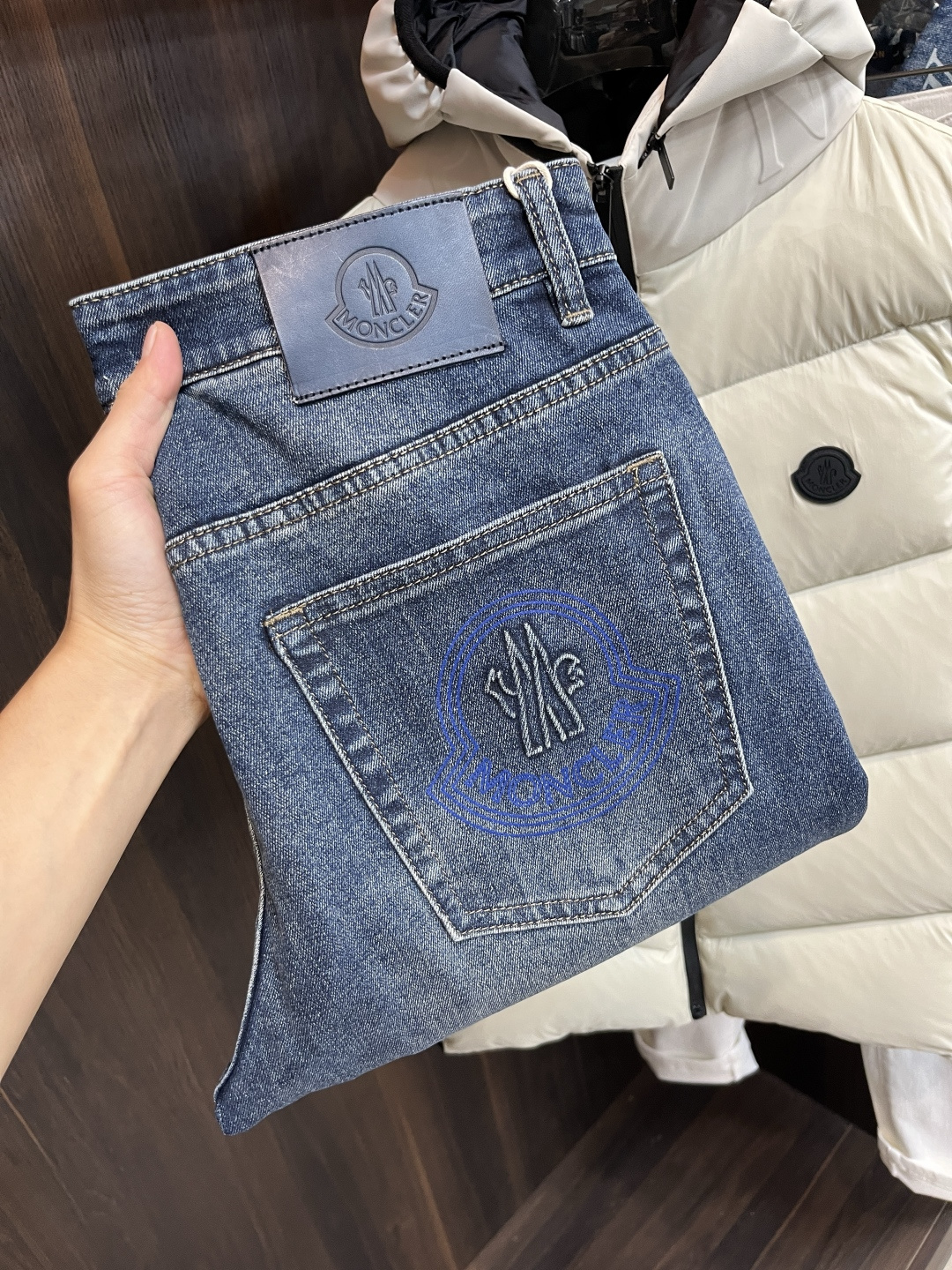 NO:530773,The main recommendation is Moncler hooded exclusively for new trendy men's fashionable casual jeans, high-end European version original single pants, trendy and fashionable casual pants. It has high breathability and comfort, impeccable details, and the brand element design concept reflects high quality. It presents casual cuts, and the upper body style is superb!  Number of codes 29-40 (no 35 37) H2025 new model first release, Moncler, jeans, alexander wang19860909主推 Moncler 蒙口 独家专供新款潮男时尚休闲牛仔裤,高端欧版原单裤子,潮流时尚休闲裤子 透气舒适度高,细节无可挑剔,品牌元素设计理念,体现高品质.呈现休闲裁剪,上身版型超赞！ 码数29-40（无35 37） H2025新款首发,,Moncler,jeans,alexander wang,Men's clothing