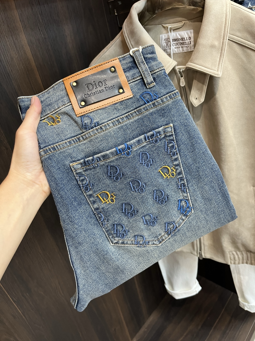 NO:531943,The main recommendation is Dior exclusively for new trendy men's fashionable casual jeans, high-end European version original single pants, trendy and fashionable casual pants, breathable and comfortable, impeccable details, brand element design concept, reflecting high quality. It presents casual cut, and the upper body style is superb!  Number of codes 29-40 (no 35 37) H new model first release, dior, dior, jeans, alexander wang19860909主推 Dior 迪奥独家专供新款潮男时尚休闲牛仔裤,高端欧版原单裤子,潮流时尚休闲裤子 透气舒适度高,细节无可挑剔,品牌元素设计理念,体现高品质.呈现休闲裁剪,上身版型超赞！ 码数29-40（无35 37） H新款首发,,dior,dior,jeans,alexander wang,Men's clothing