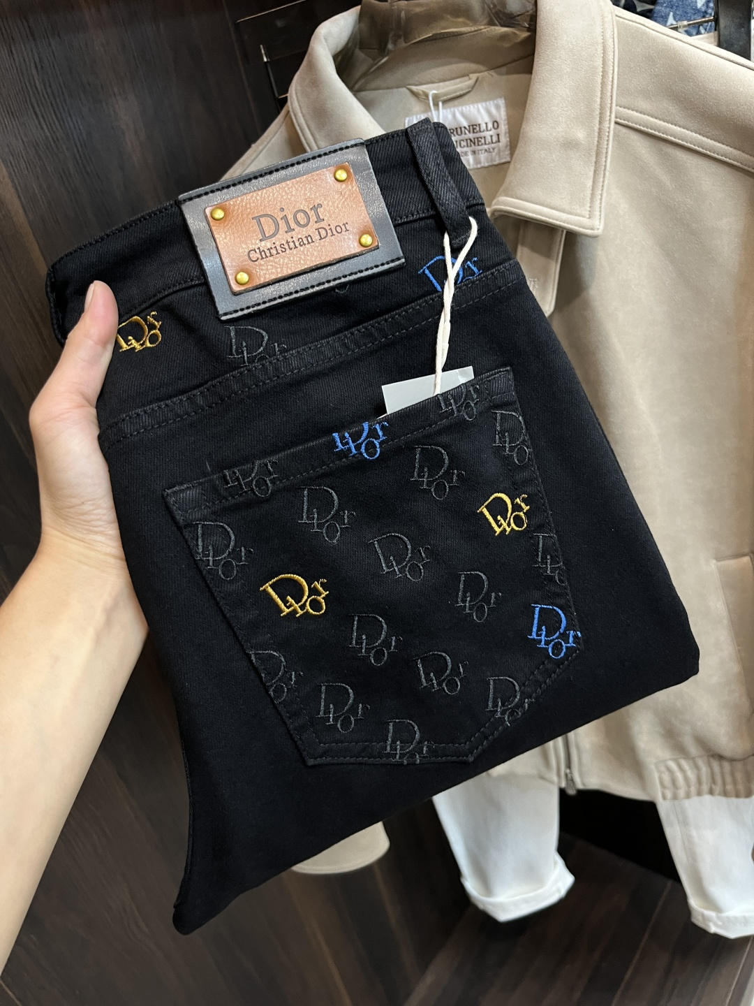 NO:531946,The main recommendation Dior is exclusively available for new trendy men's fashionable casual jeans, high-end European version original single pants, trendy and fashionable casual pants, breathable and comfortable, impeccable details, brand element design concept, reflecting high quality. It presents casual cut, and the upper body style is superb!  Number of codes 29-40 (no 35 37) H new model first release, dior, dior, jeans, alexander wang19860909主推 Dior 迪奥 独家专供新款潮男时尚休闲牛仔裤,高端欧版原单裤子,潮流时尚休闲裤子 透气舒适度高,细节无可挑剔,品牌元素设计理念,体现高品质.呈现休闲裁剪,上身版型超赞！ 码数29-40（无35 37） H新款首发,,dior,dior,jeans,alexander wang,Men's clothing