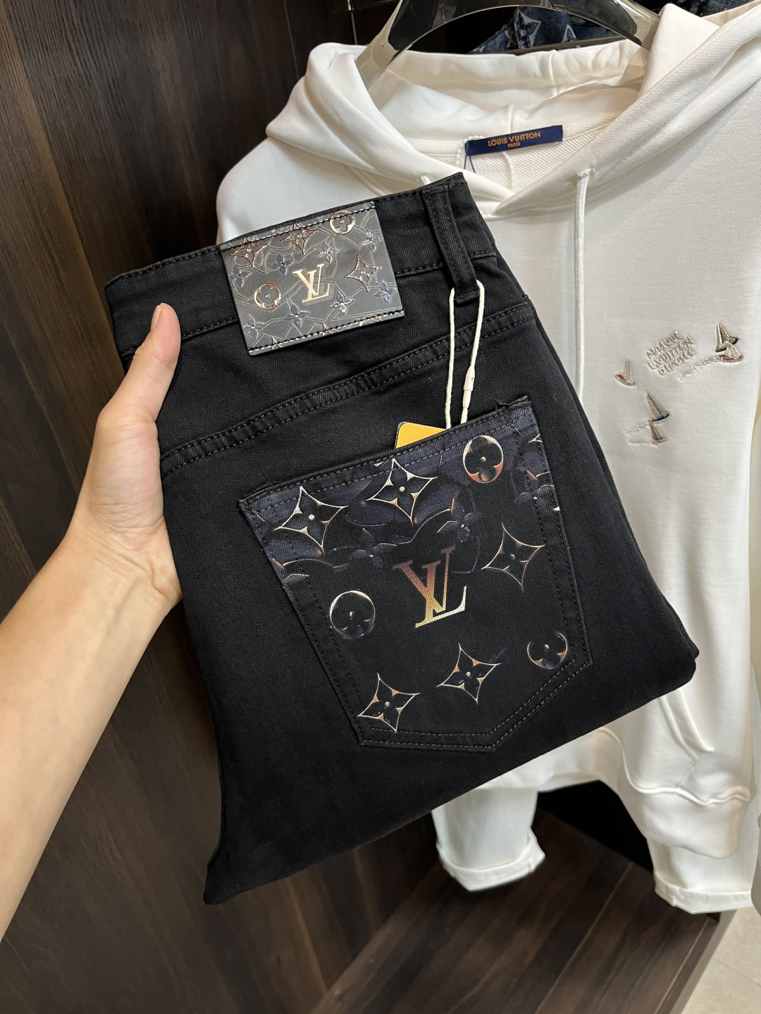 NO:527733,The main recommendation is LV donkey brand. It is exclusively available for new trendy men's fashionable casual jeans, high-end European version original single pants, trendy and fashionable casual pants. It has high breathability and comfort, impeccable details, and the brand element design concept reflects high quality. It presents casual cuts, and the upper body style is excellent!  Number of codes 29-40 (no 35 37) H new model first release, louis vuitton, louis vuitton, jeans, alexander wang19860909主推 LV 驴牌 独家专供新款潮男时尚休闲牛仔裤,高端欧版原单裤子,潮流时尚休闲裤子 透气舒适度高,细节无可挑剔,品牌元素设计理念,体现高品质.呈现休闲裁剪,上身版型超赞！ 码数29-40（无35 37） H新款首发,,louis vuitton,louis vuitton,jeans,alexander wang,Men's clothing