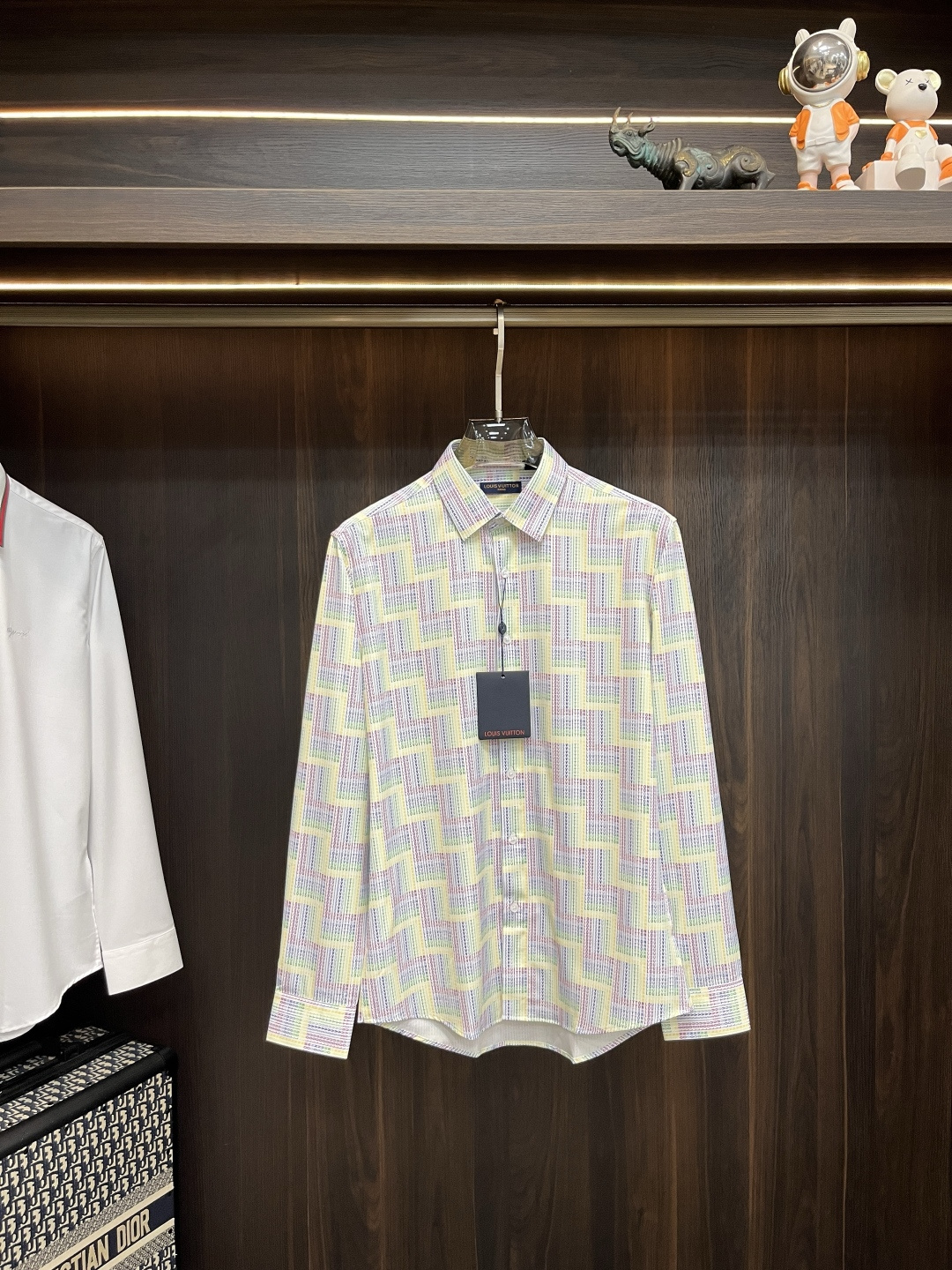 NO:537353,The main recommendation is the new LV autumn and winter products to release donkey brand trendy casual shirts, defining high-end products, 3D three-dimensional version, close-fitting comfort, European standards for environmentally friendly dyeing, removing all heavy metals and microorganisms, and meeting international standards!  Chest embroidery small quantity imported embroidery embroidery lines are clear and the details are full, and are manufactured by listed companies in OEM. Size M-3XL H is the first to be released, louis vuitton, louis vuitton,shirts,alexander wang19860909主推 LV 秋冬新品发布驴牌潮品休闲衬衫,定义高端产品 3D立体制版、贴身舒适,欧洲标准环保染色、去除所有重金属、微生物 达到国际标准！ 胸前绣花 少数量进口绣花绣制线路清晰、细节拉满,上市公司代工厂制造. 尺码M-3XL H新款首发,,louis vuitton,louis vuitton,shirts,alexander wang,Men's clothing