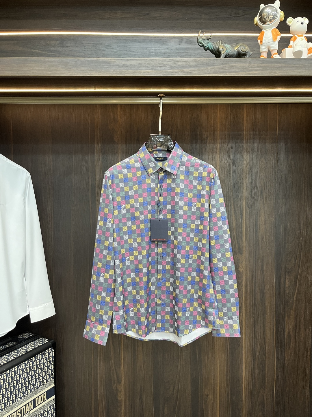 NO:524417,The main recommendation is the new LV autumn and winter products to release donkey brand trendy casual shirts, defining high-end products, 3D three-dimensional version, close-fitting comfort, European standards for environmentally friendly dyeing, removing all heavy metals and microorganisms, and meeting international standards!  Chest embroidery small quantity imported embroidery embroidery lines are clear and the details are full, and are manufactured by listed companies in OEM. Size M-3XL H is the first to be released, louis vuitton, louis vuitton,shirts,alexander wang19860909主推 LV 秋冬新品发布驴牌潮品休闲衬衫,定义高端产品 3D立体制版、贴身舒适,欧洲标准环保染色、去除所有重金属、微生物 达到国际标准！ 胸前绣花 少数量进口绣花绣制线路清晰、细节拉满,上市公司代工厂制造. 尺码M-3XL H新款首发,,louis vuitton,louis vuitton,shirts,alexander wang,Men's clothing