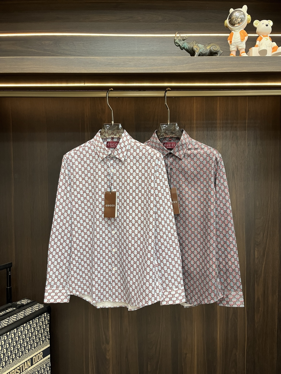 NO:524438,The main recommendation Gucci new autumn and winter products release Gucci trendy casual shirts, defining high-end products, 3D three-dimensional version, close-fitting comfort, European standards for environmentally friendly dyeing, removing all heavy metals and microorganisms, and meeting international standards!  Chest embroidery small quantity imported embroidery embroidery lines are clear and the details are full, and are manufactured by listed companies in OEM. Size M-3XL H is the first to be released, gucci, gucci, Shirts, alexander wang19860909主推 Gucci 秋冬新品发布古驰潮品休闲衬衫,定义高端产品 3D立体制版、贴身舒适,欧洲标准环保染色、去除所有重金属、微生物 达到国际标准！ 胸前绣花 少数量进口绣花绣制线路清晰、细节拉满,上市公司代工厂制造. 尺码M-3XL H新款首发,,gucci,gucci,shirts,alexander wang,Men's clothing