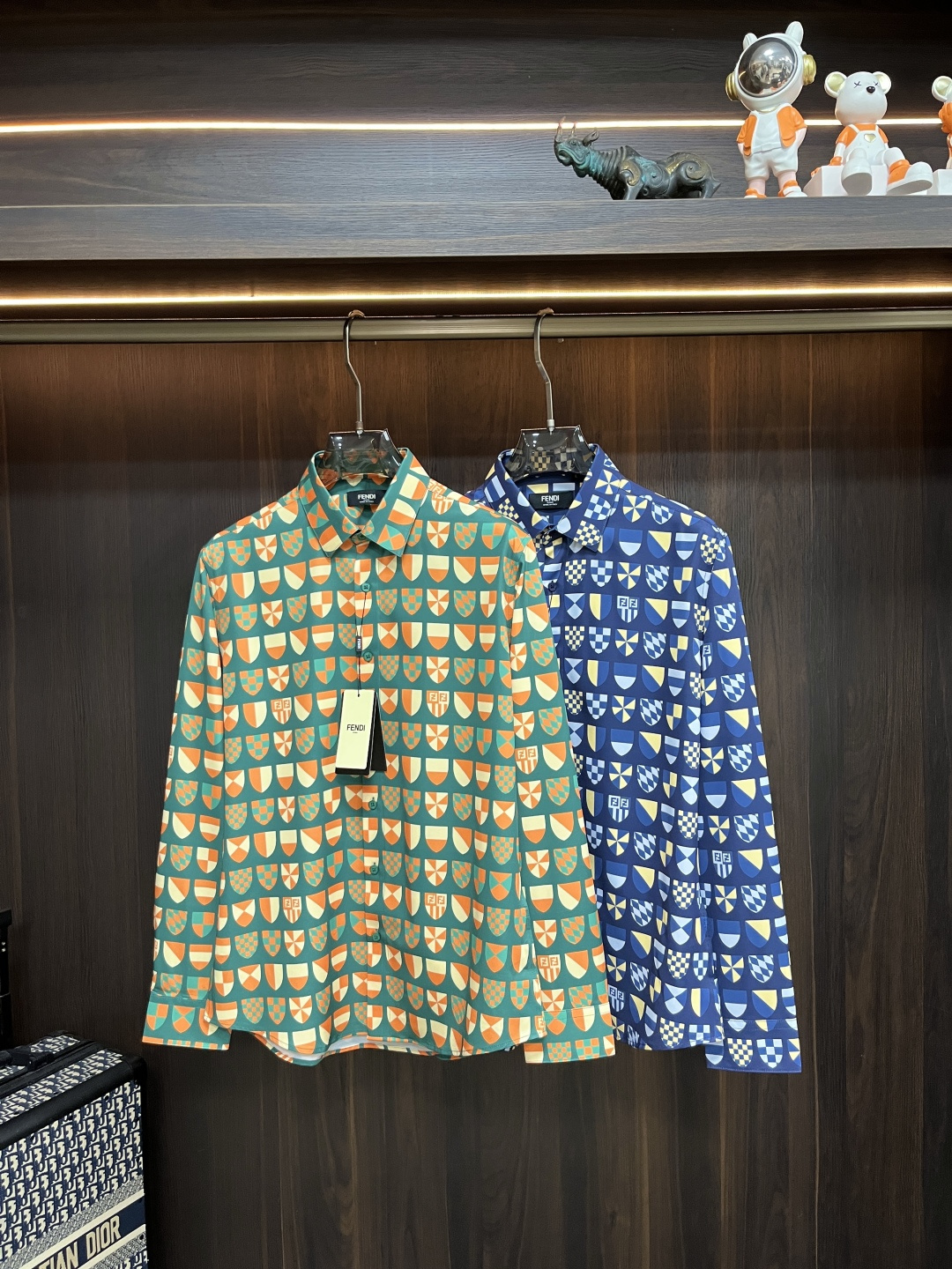 NO:524439,The main recommendation is Fendi's new autumn and winter products to release Fendi's trendy casual shirts, defining high-end products, 3D three-dimensional version, close-fitting comfort, European standards for environmentally friendly dyeing, removing all heavy metals and microorganisms, and meeting international standards!  Chest embroidery small quantity imported embroidery embroidery lines are clear and the details are full, and are manufactured by listed companies in OEM. Size M-3XL H is the first to be released, fendi, fendi, shirts, alexander wang19860909主推 Fendi 秋冬新品发布芬迪潮品休闲衬衫,定义高端产品 3D立体制版、贴身舒适,欧洲标准环保染色、去除所有重金属、微生物 达到国际标准！ 胸前绣花 少数量进口绣花绣制线路清晰、细节拉满,上市公司代工厂制造. 尺码M-3XL H新款首发,,fendi,fendi,shirts,alexander wang,Men's clothing