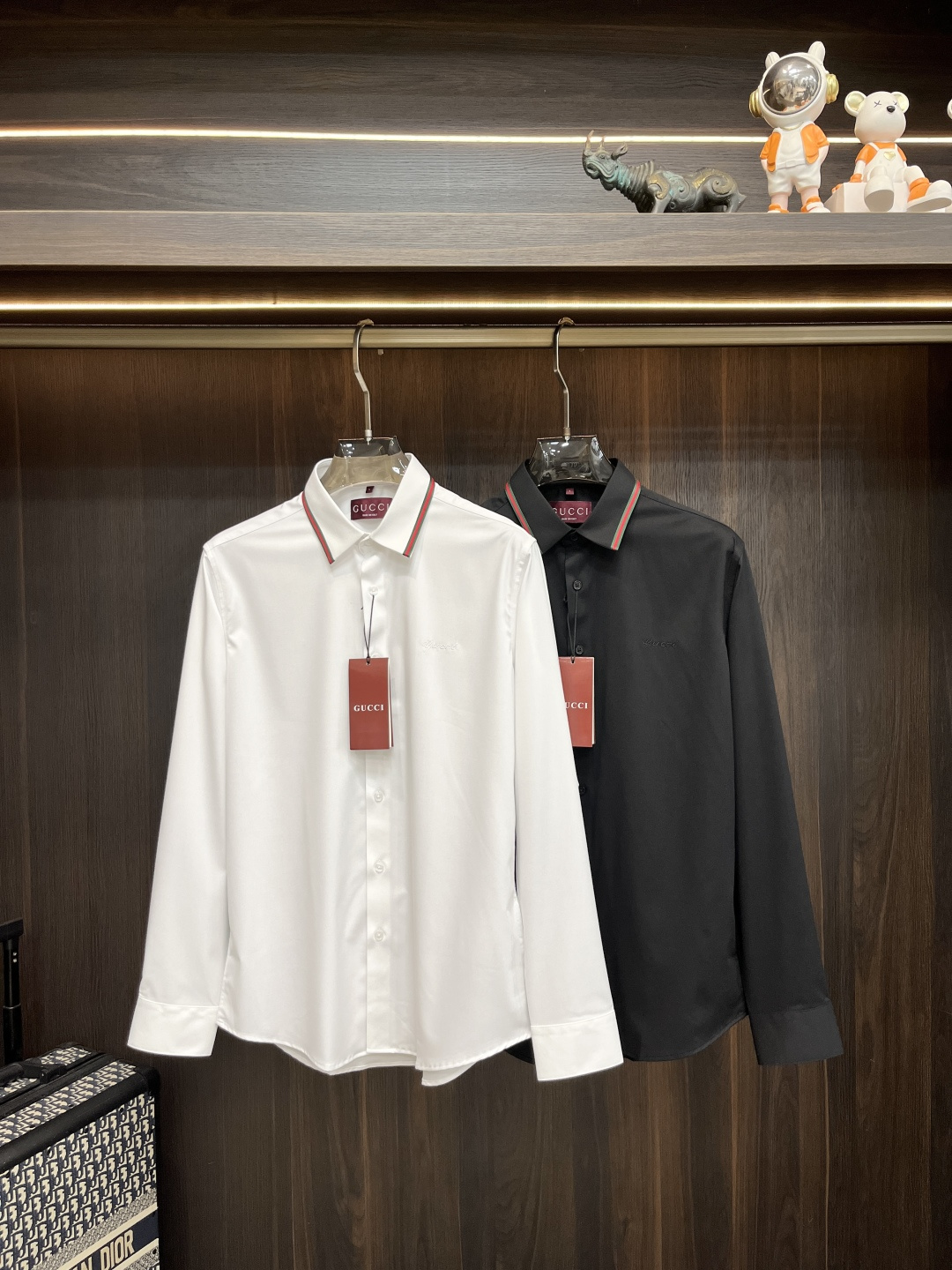 NO:524405,The main recommendation Gucci 2025 autumn and winter new product releases Gucci trendy casual shirts, defining high-end products, 3D three-dimensional version, close-fitting comfort, European standards for environmentally friendly dyeing, removing all heavy metals and microorganisms, meeting international standards!  Chest embroidery, a small number of imported embroidery embroidery lines are clear and the details are full, and are manufactured by listed companies in OEM. Size M-3XL H2025 new model is launched, gucci, gucci, Shirts, alexander wang19860909主推 Gucci 2025秋冬新品发布古驰潮品休闲衬衫,定义高端产品 3D立体制版、贴身舒适,欧洲标准环保染色、去除所有重金属、微生物 达到国际标准！ 胸前绣花 少数量进口绣花绣制线路清晰、细节拉满,上市公司代工厂制造. 尺码M-3XL H2025新款首发,,gucci,gucci,shirts,alexander wang,Men's clothing