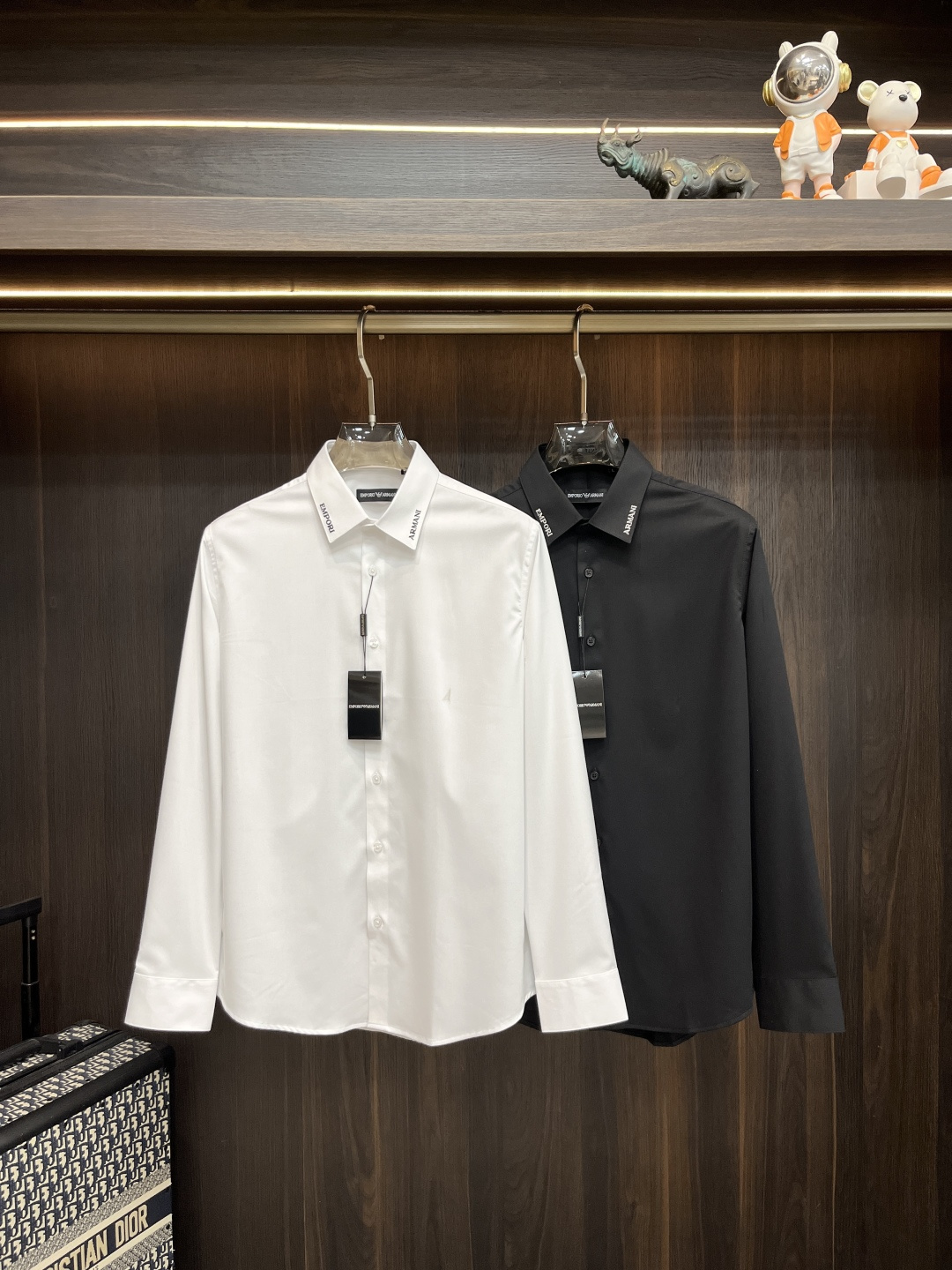 NO:524408,The main recommendation Armani 2025 autumn and winter new product releases Armani trendy casual shirts, defining high-end products, 3D three-dimensional version, close-fitting comfort, European standards for environmentally friendly dyeing, removing all heavy metals and microorganisms, meeting international standards!  Chest embroidery, a small number of imported embroidery embroidery lines are clear and the details are full, and are manufactured by listed companies in OEM. Size M-3XL H2025 new model is first released, Armani, Armani, Shirts, Alexander wang19860909主推 Armani 2025秋冬新品发布阿玛尼潮品休闲衬衫,定义高端产品 3D立体制版、贴身舒适,欧洲标准环保染色、去除所有重金属、微生物 达到国际标准！ 胸前绣花 少数量进口绣花绣制线路清晰、细节拉满,上市公司代工厂制造. 尺码M-3XL H2025新款首发,,armani,armani,shirts,alexander wang,Men's clothing