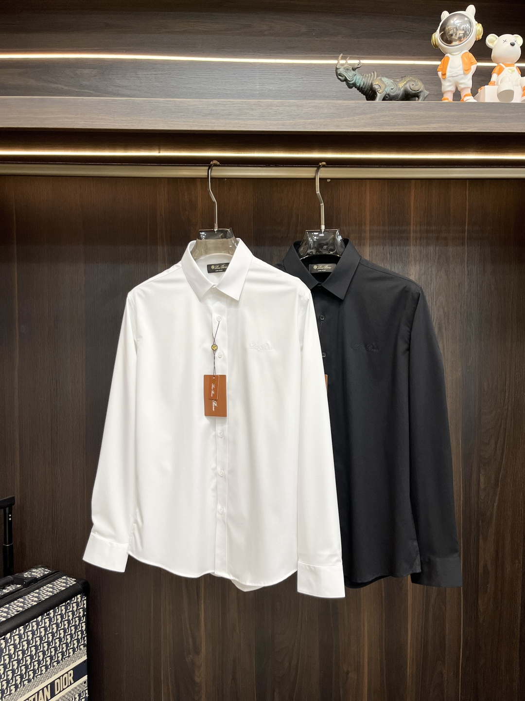 NO:566984,Mainly recommend LP's autumn and winter new products release LP trendy casual shirts, defining high-end products with 3D three-dimensional pattern making, close-fitting and comfortable, European standard environmentally friendly dyeing, removal of all heavy metals and microorganisms, reaching international standards!  Chest embroidery. A small number of imported embroidery. The embroidery lines are clear and the details are full. Made in the factory of a listed company. Sizes M-3XL H new model debut, loro piana, shirts, alexander wang19860909主推 LP 秋冬新品发布LP潮品休闲衬衫,定义高端产品 3D立体制版、贴身舒适,欧洲标准环保染色、去除所有重金属、微生物 达到国际标准！ 胸前绣花 少数量进口绣花绣制线路清晰、细节拉满,上市公司代工厂制造. 尺码M-3XL H新款首发,,loro piana,shirts,alexander wang,Men's clothing