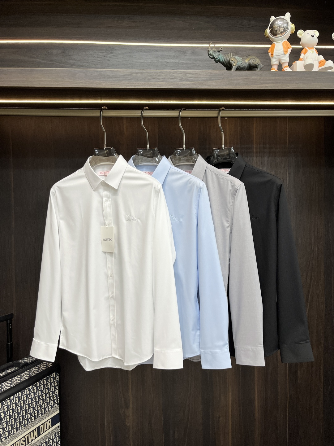 NO:525379,Mainly recommended Valentino's new autumn and winter products release trendy casual shirts, defining high-end products, 3D three-dimensional version, close-fitting comfort, European standards for environmentally friendly dyeing, removing all heavy metals and microorganisms, and meeting international standards!  Chest embroidery, a small number of imported embroidery embroidery lines are clear and the details are full, and are manufactured by listed companies in OEM. Size M-3XL H is the first to be released, valentino,shirts,alexander wang19860909主推 华伦天奴 秋冬新品发布潮品休闲衬衫,定义高端产品 3D立体制版、贴身舒适,欧洲标准环保染色、去除所有重金属、微生物 达到国际标准！ 胸前绣花 少数量进口绣花绣制线路清晰、细节拉满,上市公司代工厂制造. 尺码M-3XL H新款首发,,valentino,shirts,alexander wang,Men's clothing