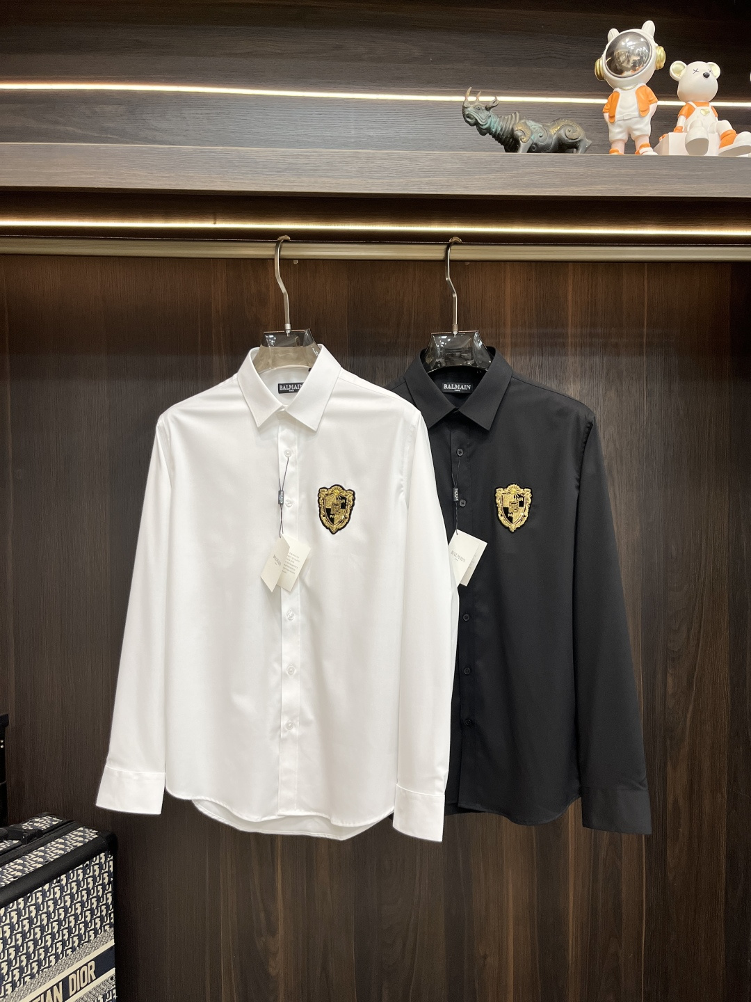 NO:525381,The main recommendation is BALMAIN's new autumn and winter products to release Balmain's trendy casual shirts, defining high-end products, 3D three-dimensional version, close-fitting comfort, European standards for environmentally friendly dyeing, removing all heavy metals and microorganisms, and meeting international standards!  Chest embroidery small number of imported embroidery embroidery lines are clear and the details are full, and are manufactured by listed companies in OEM. Size M-3XL H is the first to be released, balmain, balmain, shirts, alexander wang19860909主推 BALMAIN 秋冬新品发布巴尔曼潮品休闲衬衫,定义高端产品 3D立体制版、贴身舒适,欧洲标准环保染色、去除所有重金属、微生物 达到国际标准！ 胸前绣花 少数量进口绣花绣制线路清晰、细节拉满,上市公司代工厂制造. 尺码M-3XL H新款首发,,balmain,balmain,shirts,alexander wang,Men's clothing