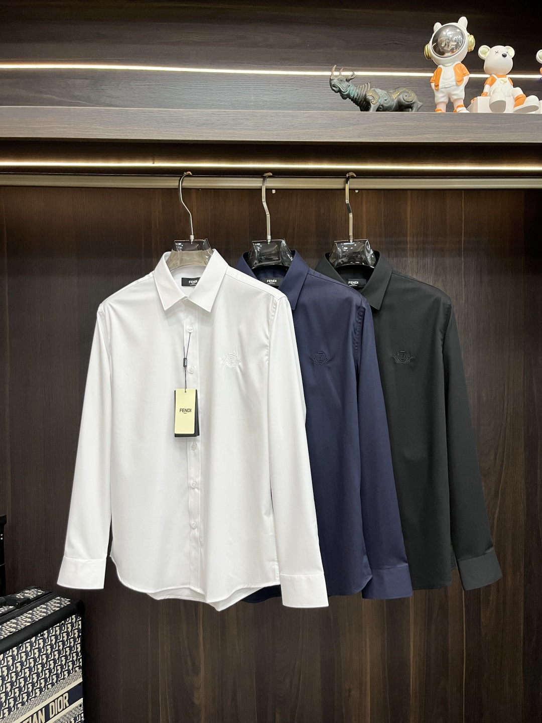 NO:525383,The main recommendation is Fendi's new autumn and winter products to release Fendi's trendy casual shirts, defining high-end products, 3D three-dimensional version, close-fitting comfort, European standards for environmentally friendly dyeing, removing all heavy metals and microorganisms, and meeting international standards!  Chest embroidery small quantity imported embroidery embroidery lines are clear and the details are full, and are manufactured by listed companies in OEM. Size M-3XL H is the first to be released, fendi, fendi, shirts, alexander wang19860909主推 Fendi 秋冬新品发布芬迪潮品休闲衬衫,定义高端产品 3D立体制版、贴身舒适,欧洲标准环保染色、去除所有重金属、微生物 达到国际标准！ 胸前绣花 少数量进口绣花绣制线路清晰、细节拉满,上市公司代工厂制造. 尺码M-3XL H新款首发,,fendi,fendi,shirts,alexander wang,Men's clothing