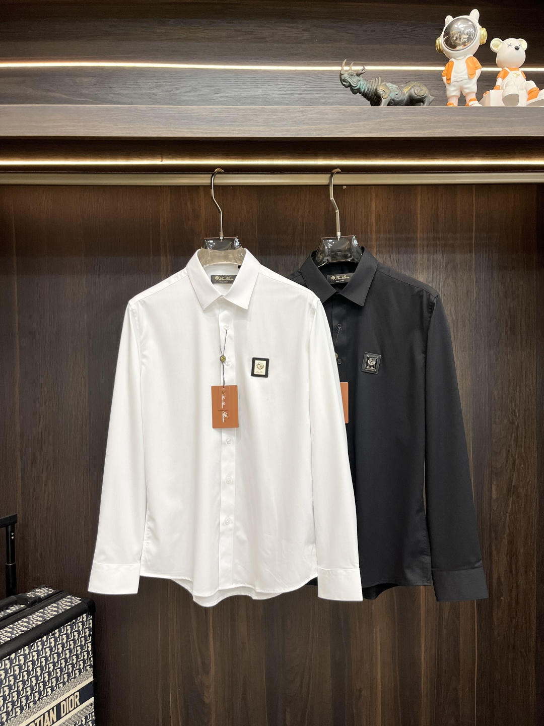 NO:526517,The main recommendation is LP new products for autumn and winter. The release of LP trendy casual shirts, defining high-end products, 3D three-dimensional version, close-fitting comfort, European standards for environmentally friendly dyeing, removing all heavy metals and microorganisms, and meeting international standards!  Chest embroidery, a small number of imported embroidery embroidery lines are clear and the details are full, and are manufactured by listed companies in OEM. Size M-3XL H is the first to be released, loro piana,shirts,alexander wang19860909主推 LP 秋冬新品发布LP潮品休闲衬衫,定义高端产品 3D立体制版、贴身舒适,欧洲标准环保染色、去除所有重金属、微生物 达到国际标准！ 胸前绣花 少数量进口绣花绣制线路清晰、细节拉满,上市公司代工厂制造. 尺码M-3XL H新款首发,,loro piana,shirts,alexander wang,Men's clothing