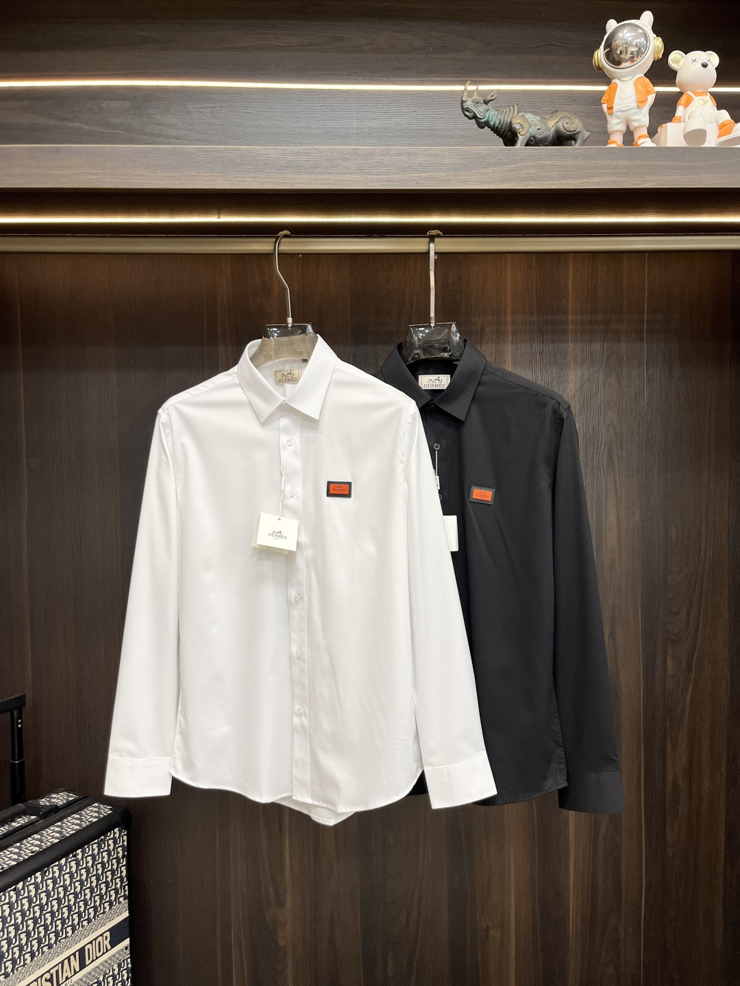 NO:526519,The main recommendation Hermes new autumn and winter products release Hermes trendy casual shirts, defining high-end products, 3D three-dimensional version, close-fitting comfort, European standards for environmentally friendly dyeing, removing all heavy metals and microorganisms, and meeting international standards!  Chest embroidery small quantity imported embroidery embroidery lines are clear and the details are full, and are manufactured by listed companies in OEM. Size M-3XL H is the first to be released, hermes, hermes,shirts,alexander wang19860909主推 Hermes 秋冬新品发布爱马仕潮品休闲衬衫,定义高端产品 3D立体制版、贴身舒适,欧洲标准环保染色、去除所有重金属、微生物 达到国际标准！ 胸前绣花 少数量进口绣花绣制线路清晰、细节拉满,上市公司代工厂制造. 尺码M-3XL H新款首发,,hermes,hermes,shirts,alexander wang,Men's clothing