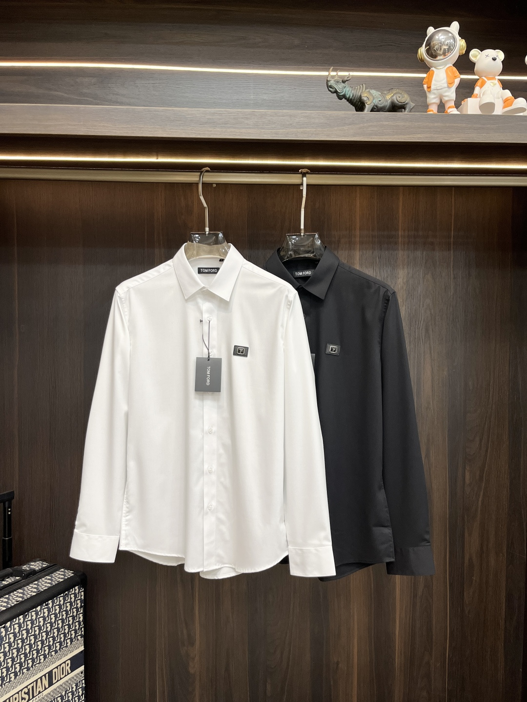 NO:526523,The main recommendation is TF new autumn and winter products to release TF trendy casual shirts, defining high-end products, 3D three-dimensional version, close-fitting comfort, European standards for environmentally friendly dyeing, removing all heavy metals and microorganisms, and meeting international standards!  Chest embroidery small quantity imported embroidery embroidery lines are clear and the details are full, and are manufactured by listed companies in OEM. Size M-3XL H is the first to release,,tom ford,shirts,alexander wang19860909主推 TF 秋冬新品发布TF潮品休闲衬衫,定义高端产品 3D立体制版、贴身舒适,欧洲标准环保染色、去除所有重金属、微生物 达到国际标准！ 胸前绣花 少数量进口绣花绣制线路清晰、细节拉满,上市公司代工厂制造. 尺码M-3XL H新款首发,,tom ford,shirts,alexander wang,Men's clothing