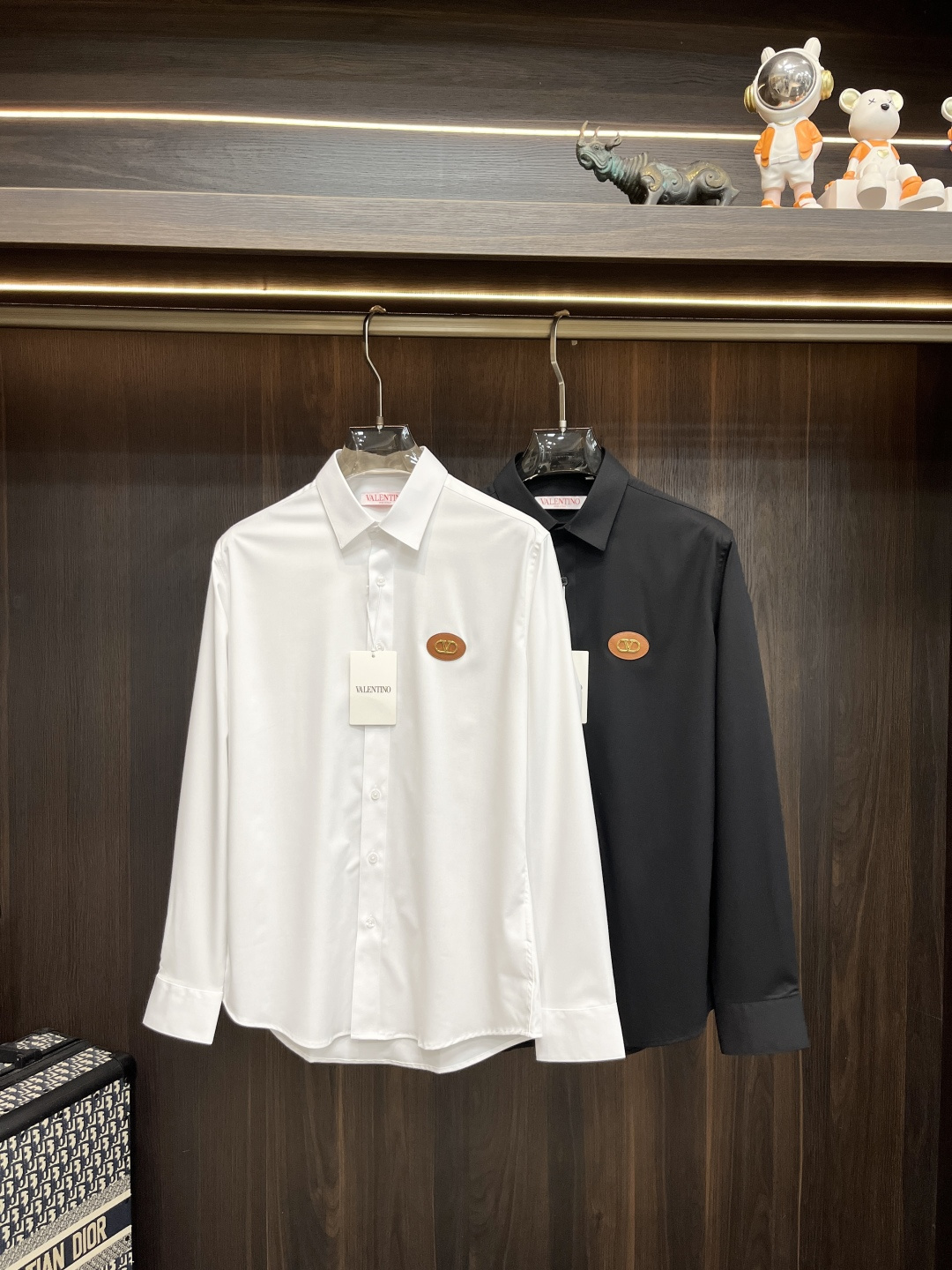 NO:526524,Mainly recommended Valentino's new autumn and winter products are released. Valentino's trendy casual shirts are defined, which defines high-end products. 3D three-dimensional version, close-fitting comfort, European standards for environmentally friendly dyeing, removing all heavy metals and microorganisms, and meeting international standards!  Chest embroidery small quantity imported embroidery embroidery lines are clear and the details are full, and are manufactured by listed companies in OEM. Size M-3XL H is the first to be released, valentino,shirts,alexander wang19860909主推 华伦天奴 秋冬新品发布华伦天奴潮品休闲衬衫,定义高端产品 3D立体制版、贴身舒适,欧洲标准环保染色、去除所有重金属、微生物 达到国际标准！ 胸前绣花 少数量进口绣花绣制线路清晰、细节拉满,上市公司代工厂制造. 尺码M-3XL H新款首发,,valentino,shirts,alexander wang,Men's clothing