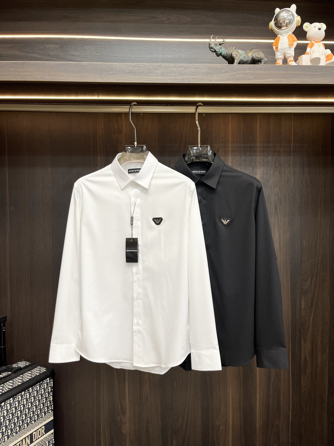 NO:526527,The main recommendation is Armani's new autumn and winter products to release Armani trendy casual shirts, defining high-end products, 3D three-dimensional version, close-fitting comfort, European standards for environmentally friendly dyeing, removing all heavy metals and microorganisms, and meeting international standards!  Chest embroidery, small quantity imported embroidery embroidery lines are clear and the details are full, and are manufactured by listed companies in OEM. Size M-3XL H is the first to be released,,armani,armani,shirts,alexander wang19860909主推 Armani 秋冬新品发布阿玛尼潮品休闲衬衫,定义高端产品 3D立体制版、贴身舒适,欧洲标准环保染色、去除所有重金属、微生物 达到国际标准！ 胸前绣花 少数量进口绣花绣制线路清晰、细节拉满,上市公司代工厂制造. 尺码M-3XL H新款首发,,armani,armani,shirts,alexander wang,Men's clothing