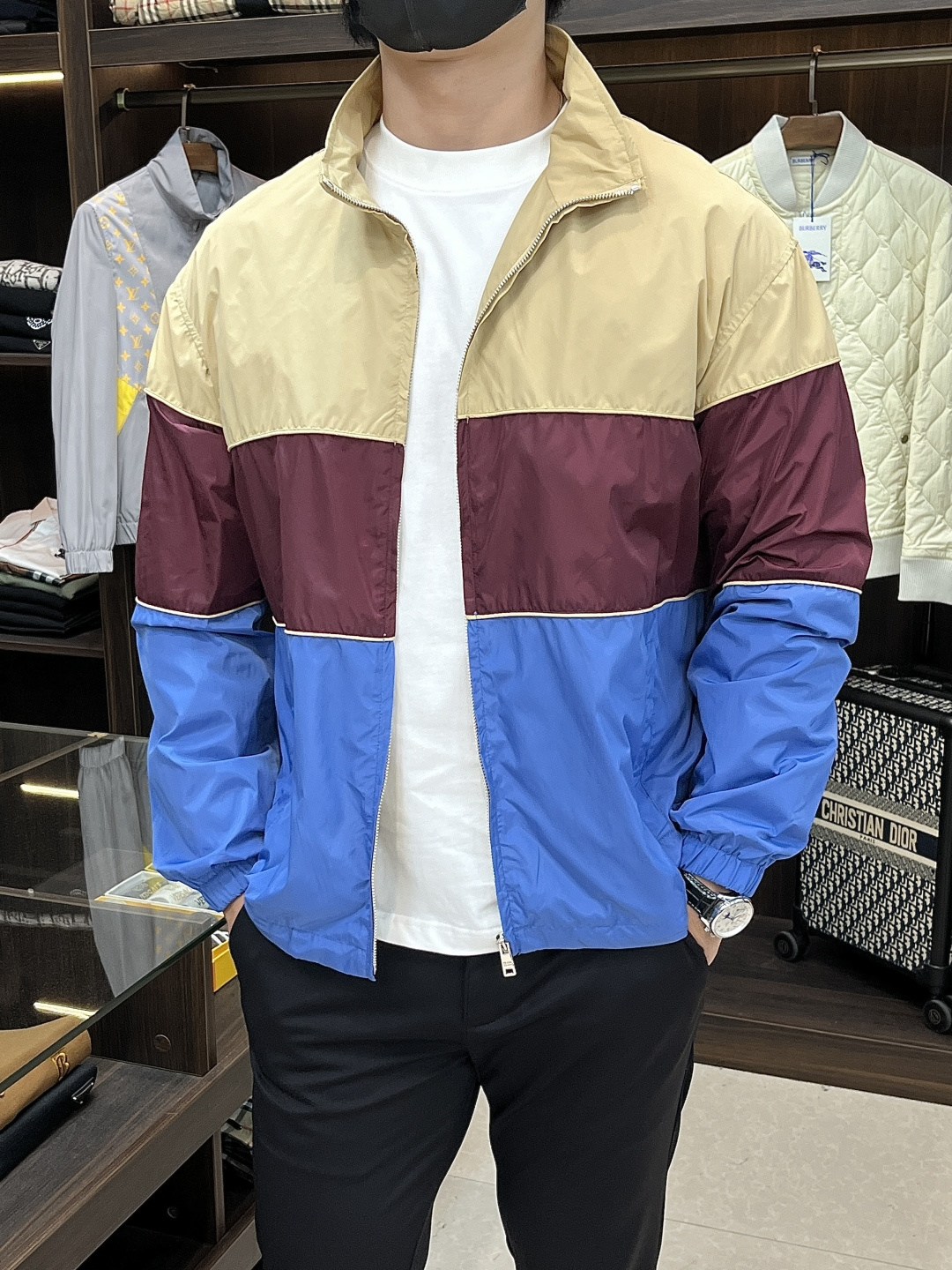 NO:565290,Adjust the price according to the running volume!  The main recommendation is Prada 25's new three-color jacket. This jacket has a three-color design. It is very bright and unique. It has an elastic shrinkable hem. It is a bright-colored jacket that is very suitable for autumn. It is the same style for men and women. It is highly recommended!  Code number 46 48 50 52,,prada,jackets & coats,jackets & coats,alexander wang19860909跑量调价！ 主推 Prada 25新款三拼色夹克外套这款夹克采用三拼色设计,非常亮色与独特,弹力可收缩下摆,是一款非常适合入秋的亮色式夹克,男女同款,强烈推荐！ 码数46 48 50 52,,prada,jackets & coats,jackets & coats,alexander wang,Men's clothing