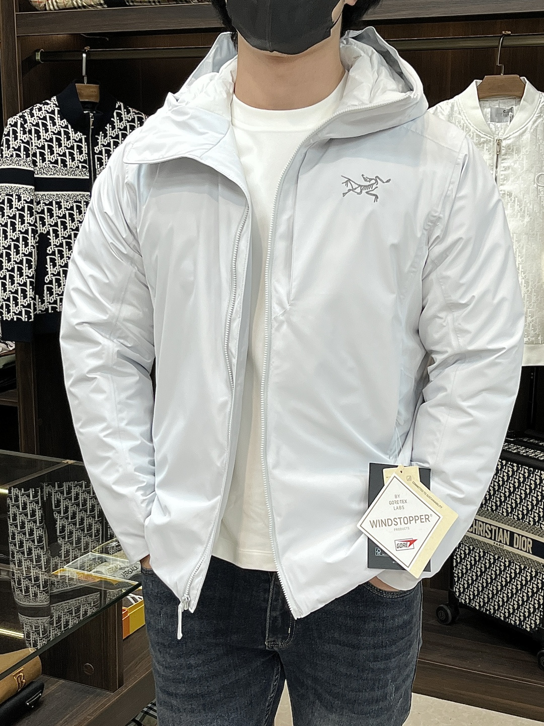 NO:527726,The latest fashion designer down jacket Archaeoptera bird hooded down jacket, outdoor down jacket, 90# white duck down filling, details everywhere show the high-level structural tailoring design changes to show the diverse image changes of men, slim and neat, tailoring, meet the popular multi-layered outfits and versatile styles of life!  Color pink haze blue green beige black S-XXL H new model first release, arc'teryx, jackets & coats, down jacket,hats,alexander wang19860909主推羽绒 始祖鸟 最新款时尚设计师款羽绒外套始祖鸟连帽羽绒服,户外羽绒冲锋衣,90#白鸭绒填充,处处细节显工艺足够的高级结构性剪裁的设计改变来展现男士多样的形象变化,修身利落、剪裁合体,满足时下正流行的多层次穿搭,生活百搭款式！ 颜色粉色 雾霾蓝 绿色 米白 黑色 码数S-XXL H新款首发,arc'teryx,jackets & coats,down jacket,hats,alexander wang,Men's clothing