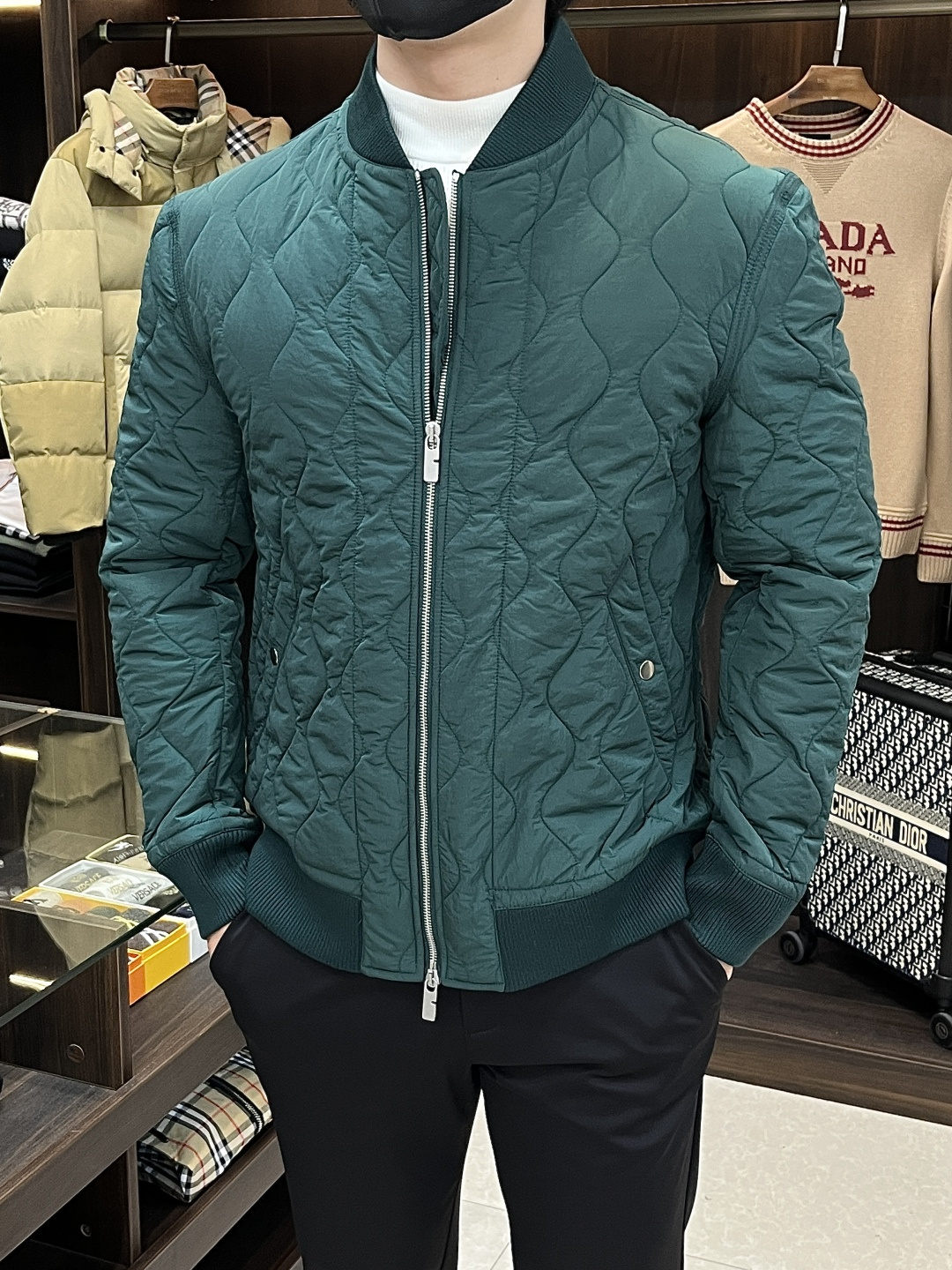 NO:531968,The latest fashion designer Burberry baseball collar jacket for autumn and winter 2025, diamond plaid cotton jacket, polyester fiber memory fabric, thin-faced jacket, detailing and craftsmanship, high-level structural tailoring design changes to show the diverse image changes of men, slim and neat, tailoring, meet the popular multi-layered outfits nowadays, versatile styles of life, color black, green, white, military green, code M-XXXL H2025 new model debut, burberry, burberry, jackets & coats, jackets & coats, alexander wang19860909主推 Burberry 2025秋冬最新款时尚设计师款巴宝莉棒球领夹克外套,菱形格棉衣,聚酯纤维记忆面料,夹薄面外套,处处细节显工艺足够的高级结构性剪裁的设计改变来展现男士多样的形象变化,修身利落、剪裁合体,满足时下正流行的多层次穿搭,生活百搭款式 颜色黑色 绿色 白色 军绿 码数M-XXXL H2025新款首发,,burberry,burberry,jackets & coats,jackets & coats,alexander wang,Men's clothing