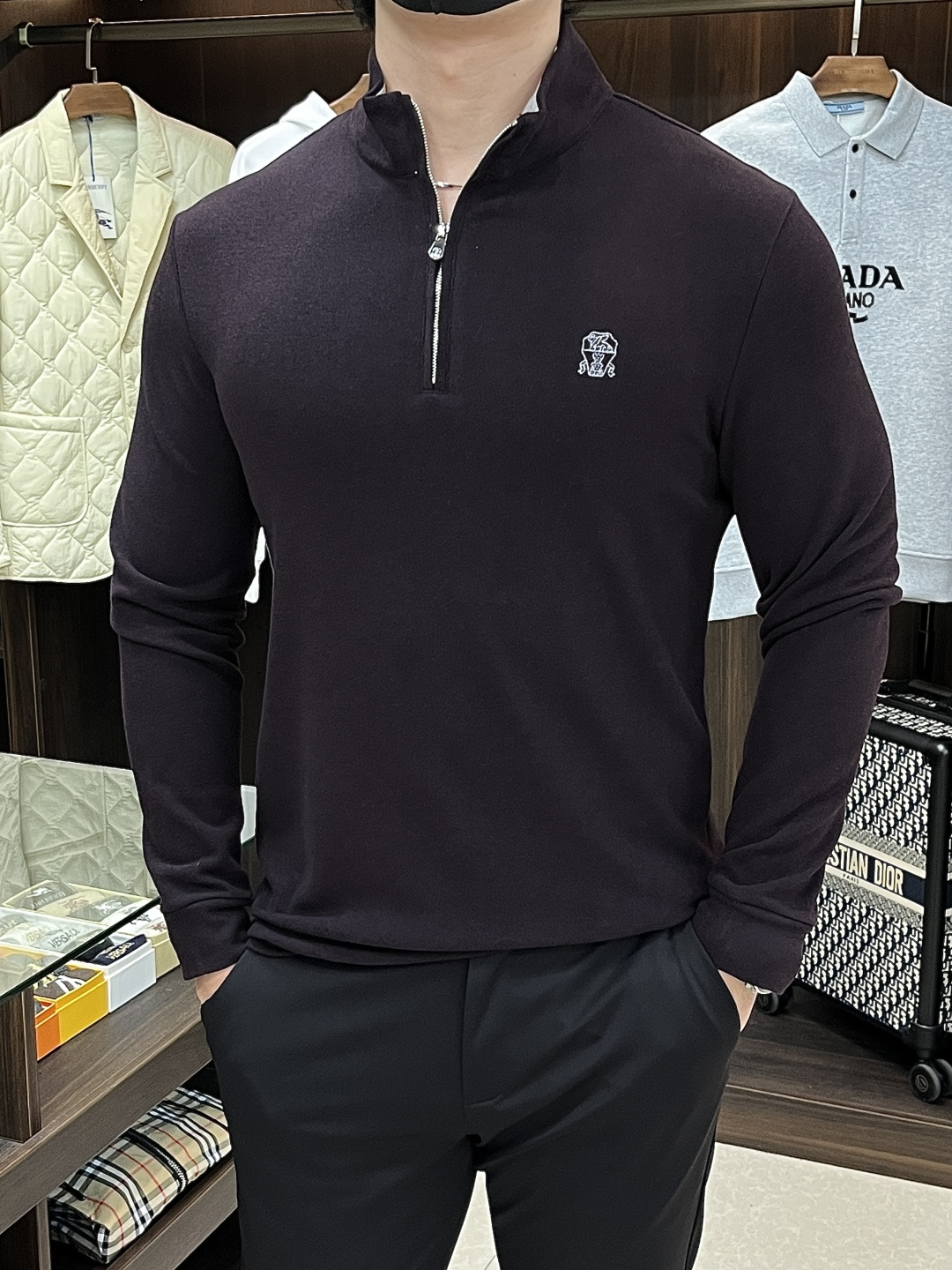 NO:531969,The latest fashion designer model of BC 2025 autumn and winter BC small high-neck long-sleeved T-shirt, zippered door boom, classic logo embroidered long-sleeved, detailed and detailed craftsmanship, the design changes of high-level structural tailoring are enough to show the diverse image changes of men, slim and neat, tailoring, meet the popular multi-layered outfits nowadays, versatile styles of life, color black, dark green, wine red, white, code M-XXXL H2025 new model debut,,tees, t-shirt, alexander wang19860909主推 BC 2025秋冬最新款时尚设计师款BC小高领长袖T恤,拉链门筒,经典logo刺绣款长袖,处处细节显工艺足够的高级结构性剪裁的设计改变来展现男士多样的形象变化,修身利落、剪裁合体,满足时下正流行的多层次穿搭,生活百搭款式 颜色黑色 墨绿 酒红 白色 码数M-XXXL H2025新款首发,,tees，t-shirt,alexander wang,Men's clothing