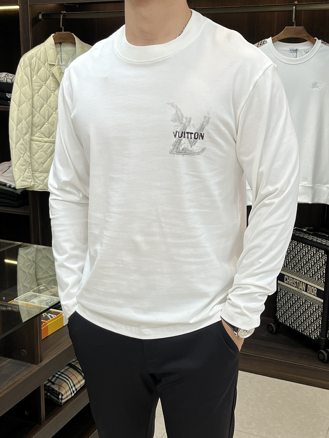 NO:527720,The main recommendation LV is exclusively designed for spring new donkey brand fashion casual long-sleeved T-shirts, pure cotton fabric original single craft high-end European version original single T-shirts, trendy and fashionable casual long-sleeved, breathable and comfortable, impeccable details, brand element design concept, reflecting high quality. It presents casual cut, and the upper body style is superb!  The new model of Xs-XL H is launched, louis vuitton, louis vuitton,tees,t-shirt,alexander wang19860909主推 LV 独家专供春季新款驴牌时尚休闲长袖T恤,纯棉面料原单工艺高端欧版原单T恤,潮流时尚休闲长袖,透气舒适度高,细节无可挑剔,品牌元素设计理念,体现高品质.呈现休闲裁剪,上身版型超赞！ 码数Xs-XL H新款首发,,louis vuitton,louis vuitton,tees，t-shirt,alexander wang,Men's clothing