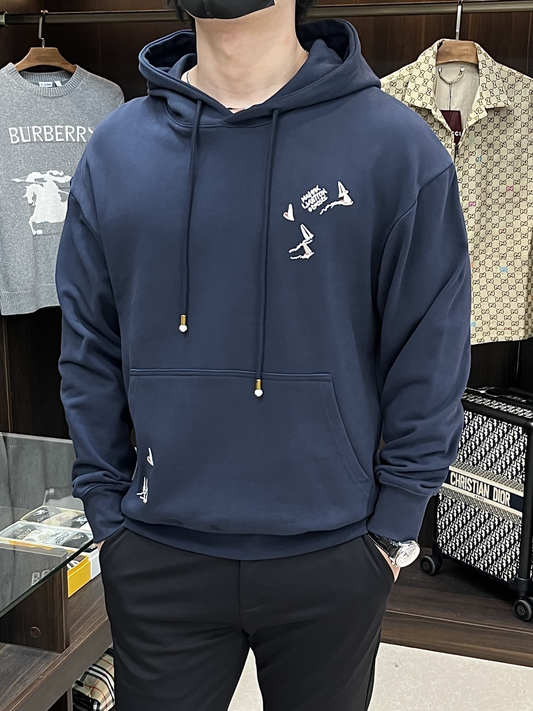 NO:527723,The main recommendation LV is exclusively designed for spring new donkey brand fashion casual hooded long-sleeved sweatshirt, pure cotton fabric original single craft high-end European version original single T-shirt, trendy and fashionable casual long-sleeved, breathable and comfortable, impeccable details, brand element design concept, reflecting high quality. It presents casual cut, and the upper body style is superb!  S-XL H new model debut, louis vuitton, louis vuitton, hoodie, sweatshirts, tees, t-shirt, hats, alexander wang19860909主推 LV 独家专供春季新款驴牌时尚休闲连帽长袖卫衣,纯棉面料原单工艺高端欧版原单T恤,潮流时尚休闲长袖,透气舒适度高,细节无可挑剔,品牌元素设计理念,体现高品质.呈现休闲裁剪,上身版型超赞！ 码数S-XL H新款首发,,louis vuitton,louis vuitton,hoodie,sweatshirts,tees，t-shirt,hats,alexander wang,Men's clothing