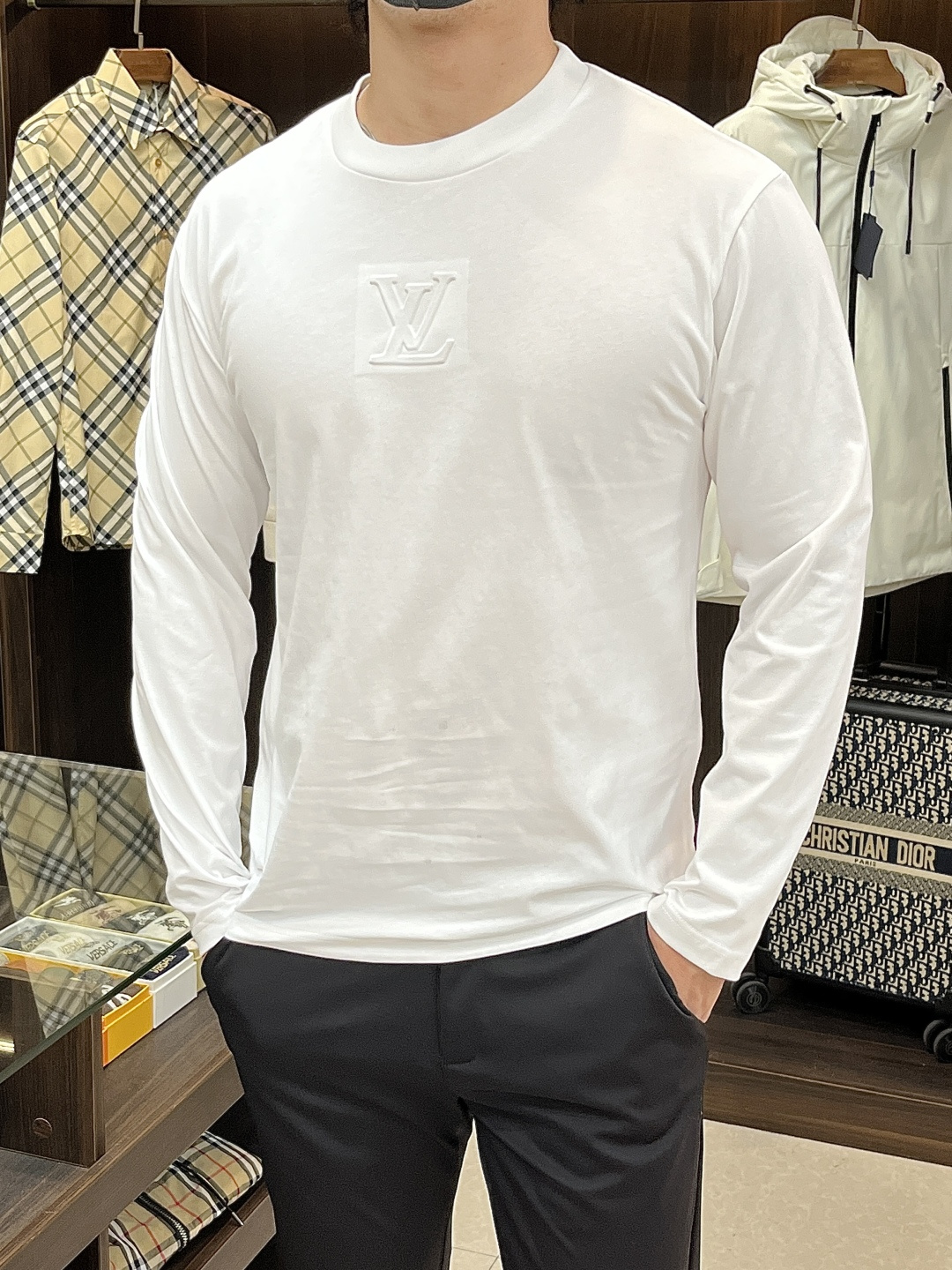 NO:531970,The main recommendation LV is exclusively designed for spring new donkey brand fashion casual long-sleeved T-shirts, pure cotton fabric original single craft high-end European version original single T-shirts, trendy and fashionable casual long-sleeved, breathable and comfortable, impeccable details, brand element design concept, reflecting high quality. It presents casual cut, and the upper body style is superb!  Code number Xs-XL H2025 new model first release, louis vuitton,louis vuitton,tees,t-shirt,alexander wang19860909主推 LV 独家专供春季新款驴牌时尚休闲长袖T恤,纯棉面料原单工艺高端欧版原单T恤,潮流时尚休闲长袖,透气舒适度高,细节无可挑剔,品牌元素设计理念,体现高品质.呈现休闲裁剪,上身版型超赞！ 码数Xs-XL H2025新款首发,,louis vuitton,louis vuitton,tees，t-shirt,alexander wang,Men's clothing