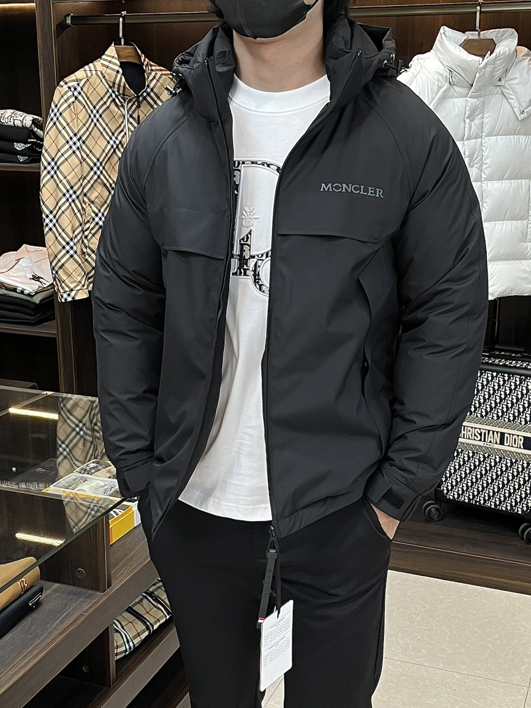 NO:623691,The main recommendation is the down Moncler 2025 latest fashion designer style down jacket, hooded down jacket, outdoor down jacket, 90# white duck down filling, every detail shows craftsmanship, and enough advanced structural tailoring design changes to show men's diverse image changes, slim and neat, tailoring to meet the current popular multi-layered outfits, versatile style for life!  Color Black Blue Brown Size 1-5 H2025 new model first release,,Moncler,jackets & coats,down jacket,hats,alexander wang19860909主推羽绒 Moncler 2025最新款时尚设计师款羽绒外套蒙口连帽羽绒服,户外羽绒冲锋衣,90#白鸭绒填充,处处细节显工艺足够的高级结构性剪裁的设计改变来展现男士多样的形象变化,修身利落、剪裁合体,满足时下正流行的多层次穿搭,生活百搭款式！ 颜色黑色 蓝色 咖色 码数1-5 H2025新款首发,,Moncler,jackets & coats,down jacket,hats,alexander wang,Men's clothing