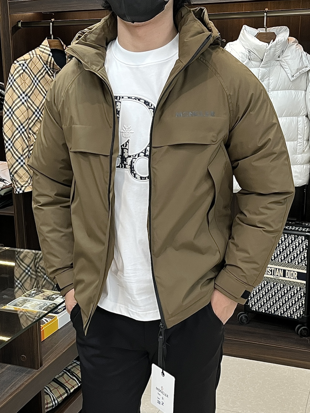 NO:527748,The latest fashion designer down jacket, hooded down jacket, outdoor down jacket, 90# white duck down filling, details are displayed everywhere, with sufficient high-level structural tailoring design changes to show the diverse image changes of men, slim and neat, tailoring, meeting the popular multi-layered outfits and versatile styles of life!  Color black blue brown color code number 1-5 H new model first release, Moncler, jackets & coats, down jacket, hats, alexander wang19860909主推羽绒 Moncler 最新款时尚设计师款羽绒外套蒙口连帽羽绒服,户外羽绒冲锋衣,90#白鸭绒填充,处处细节显工艺足够的高级结构性剪裁的设计改变来展现男士多样的形象变化,修身利落、剪裁合体,满足时下正流行的多层次穿搭,生活百搭款式！ 颜色黑色 蓝色 咖色 码数1-5 H新款首发,,Moncler,jackets & coats,down jacket,hats,alexander wang,Men's clothing