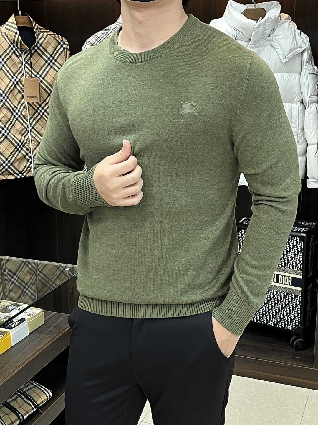 NO:531973,The main recommendation is Burberry's new 2025 autumn and winter cardigan Burberry round neck sweater, embroidered corsage, the clothes are thick and textured, simple and atmospheric!  Color brown gray blue black green size M-2XL, burberry, burberry, sweaters, alexander wang19860909主推 Burberry 2025秋冬新款羊毛衫巴宝莉圆领毛衣 刺绣胸花,衣服厚重有质感,简约大气风格！ 颜色咖色 灰色 蓝色 黑色 绿色 尺码M-2XL,,burberry,burberry,sweaters,alexander wang,Men's clothing