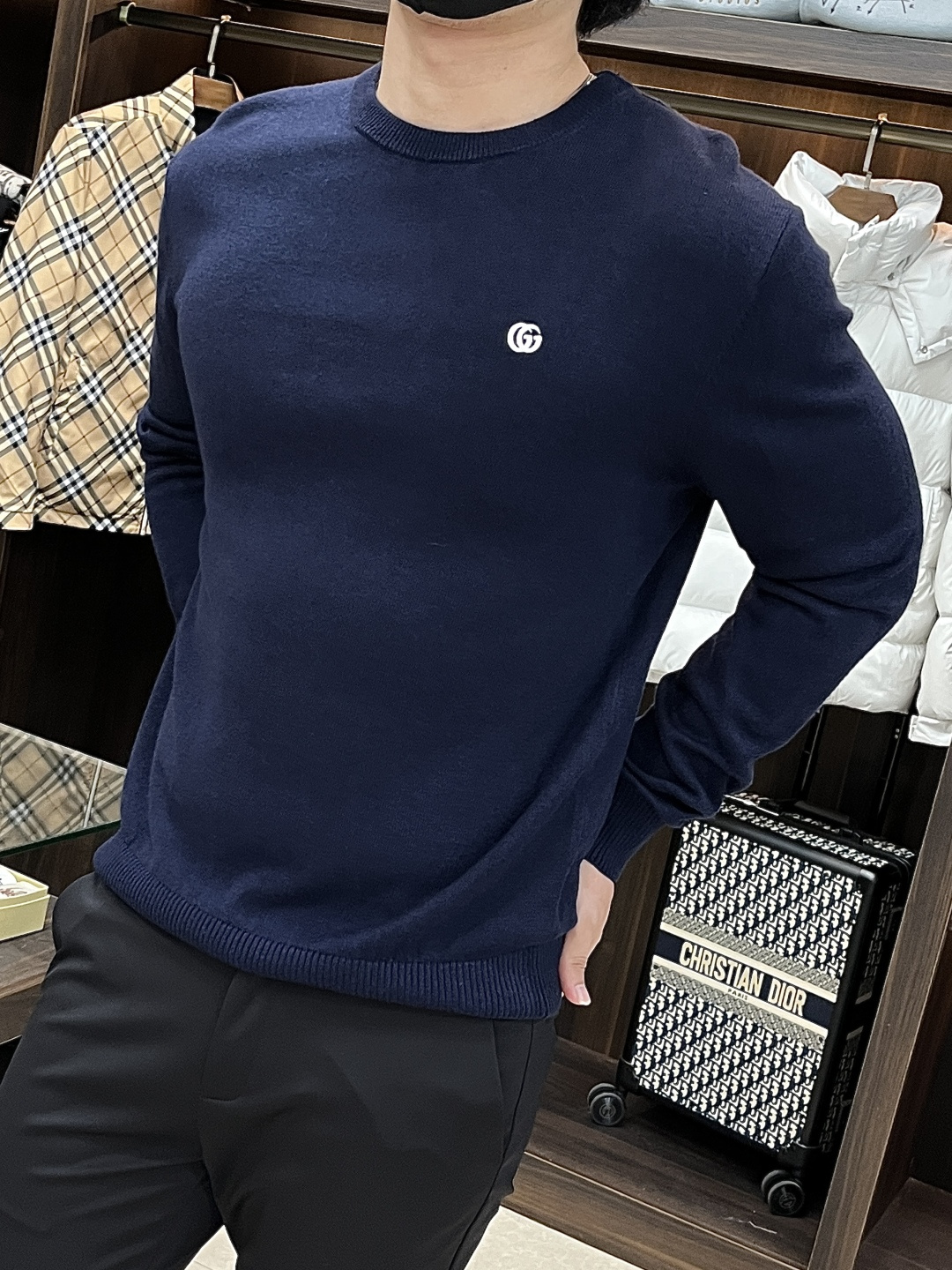 NO:531975,The main recommendation is Gucci 2025 autumn and winter new cardigan Gucci round neck sweater embroidered corsage, the clothes are thick and textured, simple and atmospheric!  Color gray blue black Size M-2XL, gucci, gucci, sweaters, alexander wang19860909主推 Gucci 2025秋冬新款羊毛衫古驰圆领毛衣 刺绣胸花,衣服厚重有质感,简约大气风格！ 颜色灰色 蓝色 黑色 尺码M-2XL,,gucci,gucci,sweaters,alexander wang,Men's clothing