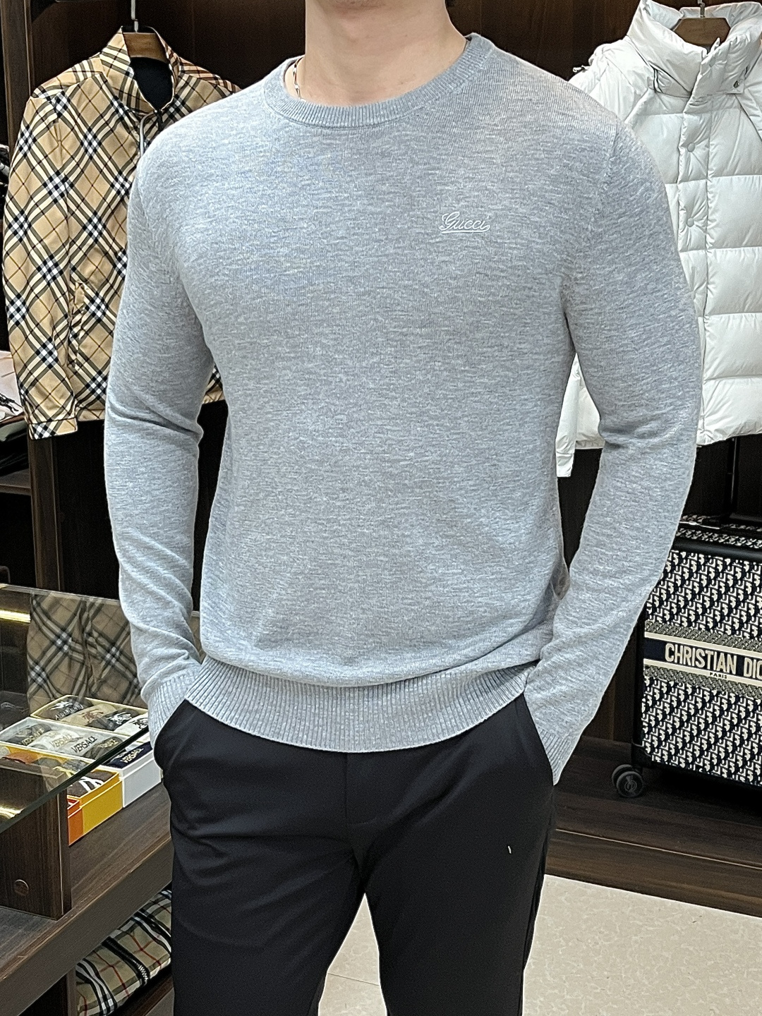 NO:531977,The main recommendation is Gucci 2025 autumn and winter new cardigan Gucci round neck sweater embroidered corsage, the clothes are thick and textured, simple and atmospheric!  Color gray green black Size M-2XL, gucci, gucci, sweaters, alexander wang19860909主推 Gucci 2025秋冬新款羊毛衫古驰圆领毛衣 刺绣胸花,衣服厚重有质感,简约大气风格！ 颜色灰色 绿色 黑色 尺码M-2XL,,gucci,gucci,sweaters,alexander wang,Men's clothing