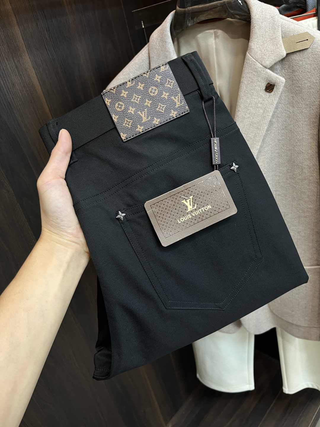 NO:525378,The main recommendation LV is exclusively available for new donkey brand fashion men's fashionable casual pants, high-end European version original single trousers pants, trendy and fashionable casual pants. It is breathable and comfortable, impeccable details, and the brand element design concept reflects high quality. It presents casual cuts, and the upper body style is superb!  Number of codes 29-38 (no 35 37) H new model first release, louis vuitton, louis vuitton, alexander wang19860909主推 LV 独家专供新款驴牌潮男时尚休闲裤,高端欧版原单西裤裤子,潮流时尚休闲裤子 透气舒适度高,细节无可挑剔,品牌元素设计理念,体现高品质.呈现休闲裁剪,上身版型超赞！ 码数29-38（无35 37） H新款首发,,louis vuitton,louis vuitton,alexander wang,Men's clothing