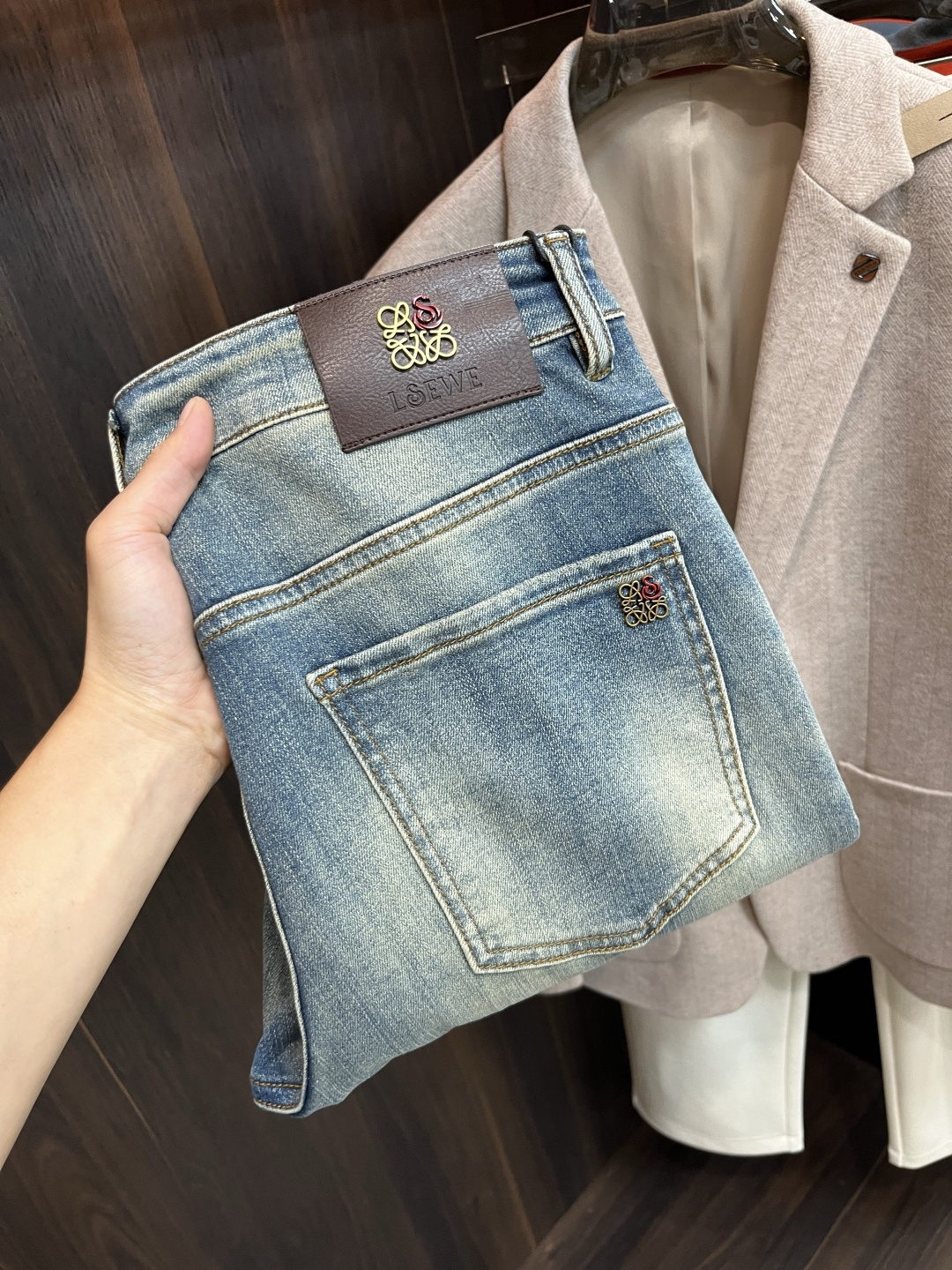 NO:525380,The main recommendation is Loewe. It is exclusively available for the new Loewe men's fashionable casual pants, high-end European version original single jeans, trendy and fashionable casual pants. It has high breathability and comfort, impeccable details, and the brand element design concept reflects high quality. It presents casual cuts, and the upper body style is excellent!  Number of codes 28-38 (no 37) H new model first release, loewe, loewe, jeans, alexander wang19860909主推 Loewe 独家专供新款罗意威潮男时尚休闲裤,高端欧版原单牛仔裤子,潮流时尚休闲裤子 透气舒适度高,细节无可挑剔,品牌元素设计理念,体现高品质.呈现休闲裁剪,上身版型超赞！ 码数28-38（无37） H新款首发,,loewe,loewe,jeans,alexander wang,Men's clothing