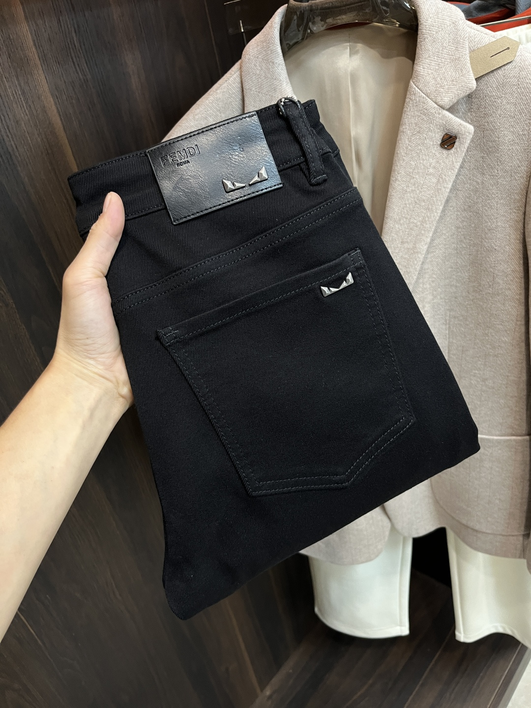 NO:525382,The main recommendation Fendi exclusively offers new styles of fashion men's fashionable casual pants, high-end European version of original single jeans, trendy and fashionable casual pants. It has high breathability and comfort, impeccable details, and the brand element design concept reflects high quality. It presents casual cuts, and the upper body style is superb!  Number of codes 28-38 (no 37) H new model first release, fendi, fendi, jeans, alexander wang19860909主推 Fendi 独家专供新款芬迪潮男时尚休闲裤,高端欧版原单牛仔裤子,潮流时尚休闲裤子 透气舒适度高,细节无可挑剔,品牌元素设计理念,体现高品质.呈现休闲裁剪,上身版型超赞！ 码数28-38（无37） H新款首发,,fendi,fendi,jeans,alexander wang,Men's clothing