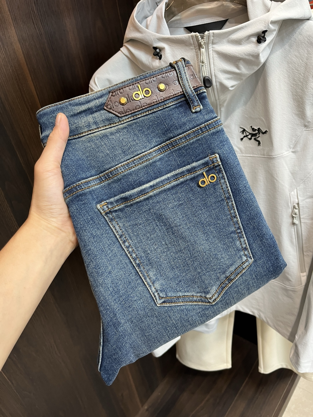 NO:525384,The main recommendation is alo. Exclusively available for new alo trendy men's fashionable casual pants, high-end European version original single jeans, trendy and fashionable casual pants. It has high breathability and comfort, impeccable details, and the brand element design concept reflects high quality. It presents casual cuts, and the upper body style is superb!  Number of codes 28-38 (no 37) H new model first release, jeans, alexander wang19860909主推 alo 独家专供新款alo潮男时尚休闲裤,高端欧版原单牛仔裤子,潮流时尚休闲裤子 透气舒适度高,细节无可挑剔,品牌元素设计理念,体现高品质.呈现休闲裁剪,上身版型超赞！ 码数28-38（无37） H新款首发,,jeans,alexander wang,Men's clothing