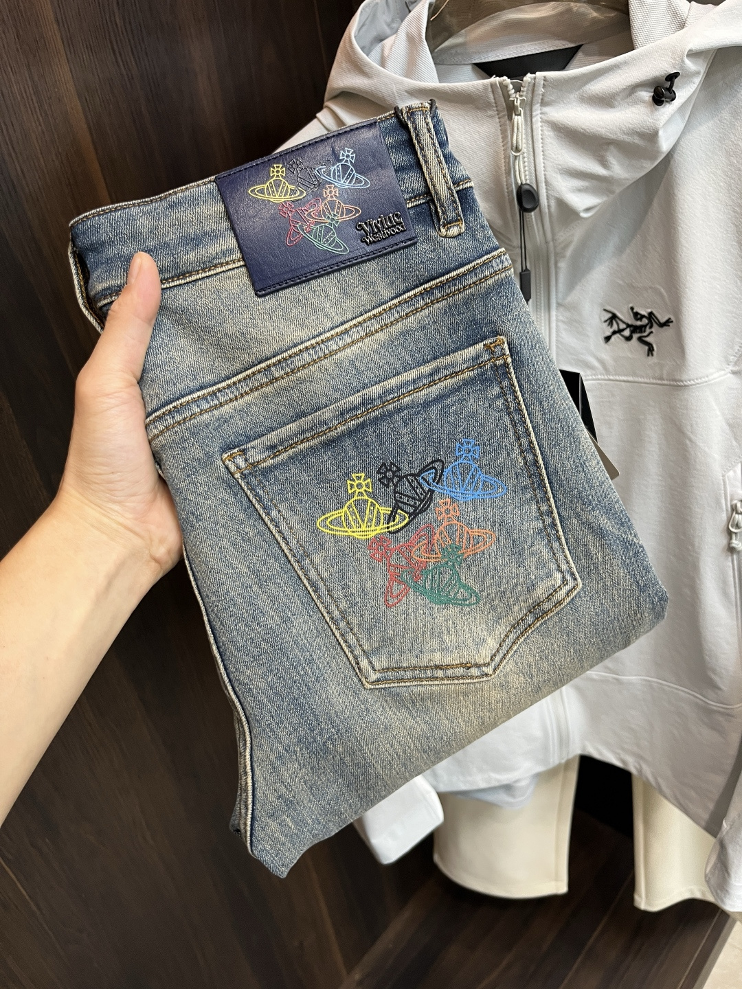 NO:525367,The main recommendation Fendi exclusively offers new styles of fashion men's fashionable casual pants, high-end European version of original single jeans, trendy and fashionable casual pants. It has high breathability and comfort, impeccable details, and the brand element design concept reflects high quality. It presents casual cuts, and the upper body style is superb!  Number of codes 28-38 (no 37) H new model first release, fendi, fendi, jeans, alexander wang19860909主推 Fendi 独家专供新款芬迪潮男时尚休闲裤,高端欧版原单牛仔裤子,潮流时尚休闲裤子 透气舒适度高,细节无可挑剔,品牌元素设计理念,体现高品质.呈现休闲裁剪,上身版型超赞！ 码数28-38（无37） H新款首发,,fendi,fendi,jeans,alexander wang,Men's clothing